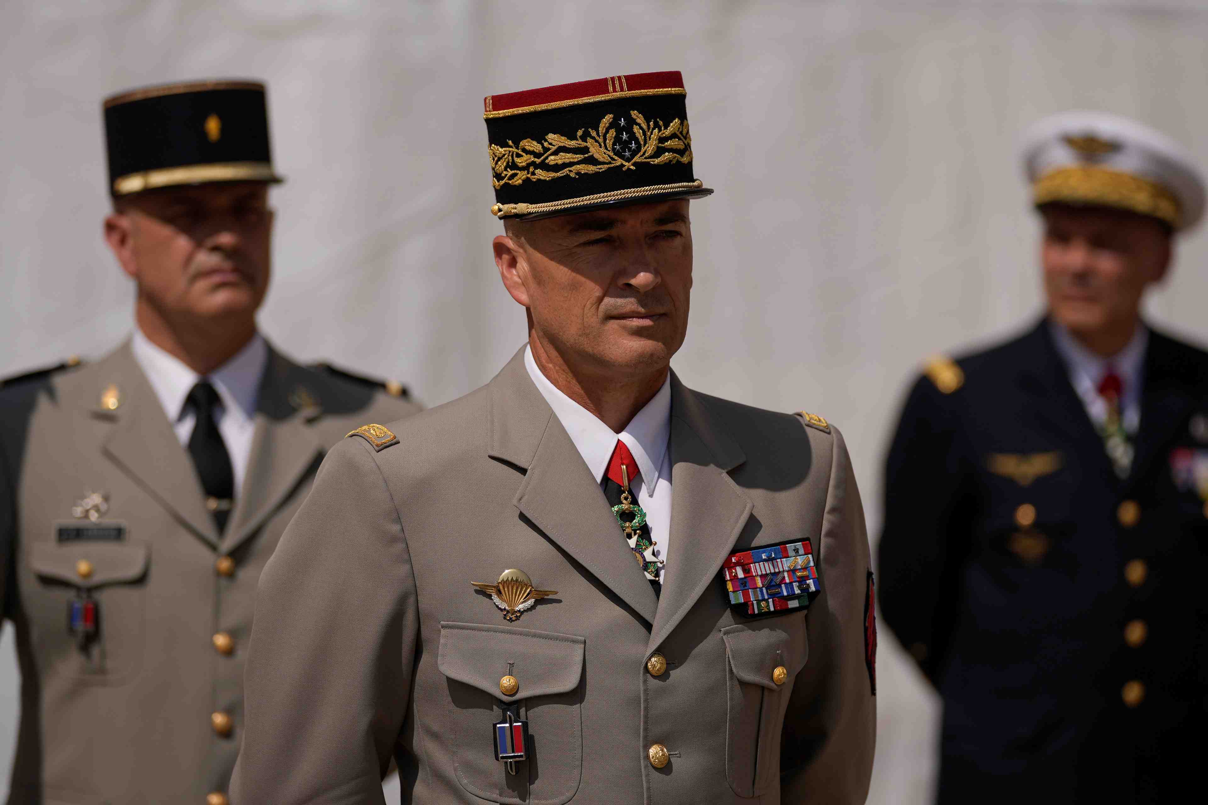 Le general burkhard remplace le general lecointre comme chef d'etat-major
