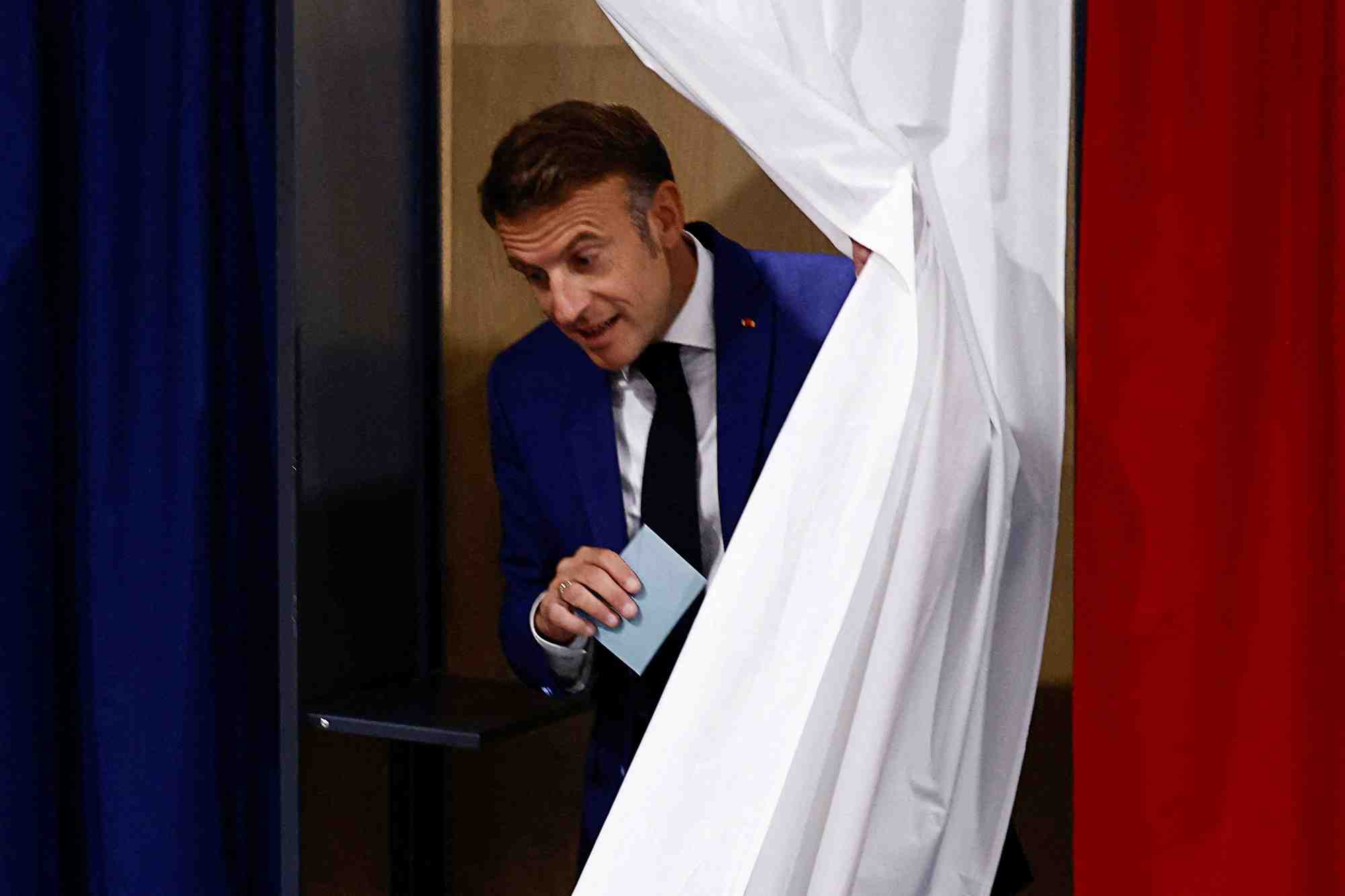 Le president francais macron vote au premier tour des elections legislatives anticipees de 2024