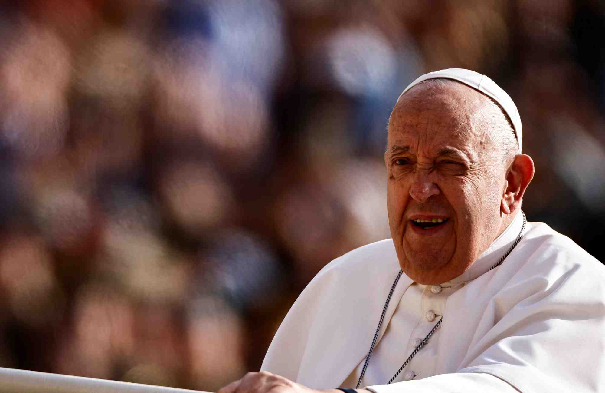Le pape francois sur la place saint-pierre au vatican