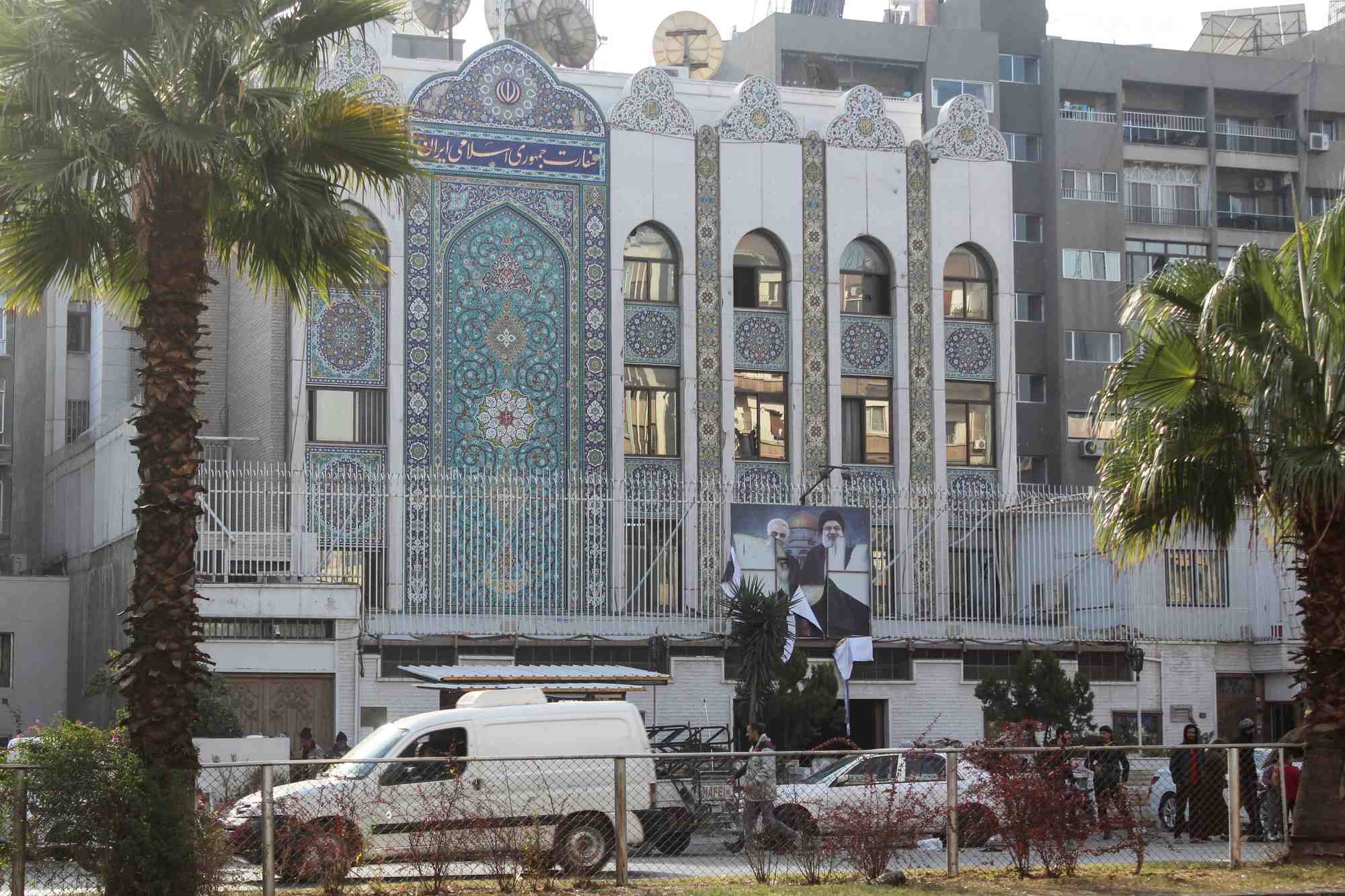 Des combattants rebelles se tiennent pres de l'ambassade d'iran a damas, en syrie