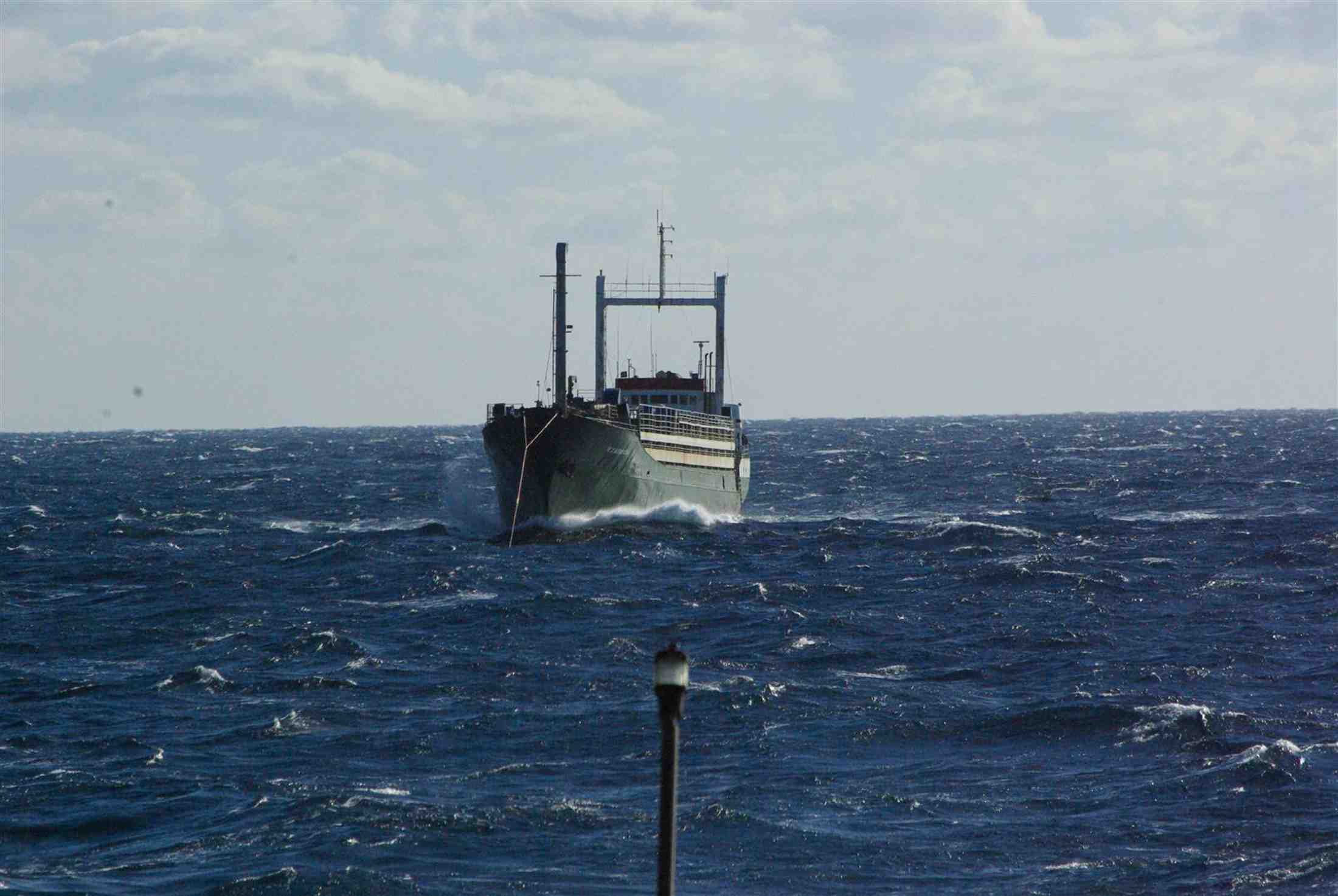 L'italie porte secours a un cargo de migrants a la derive