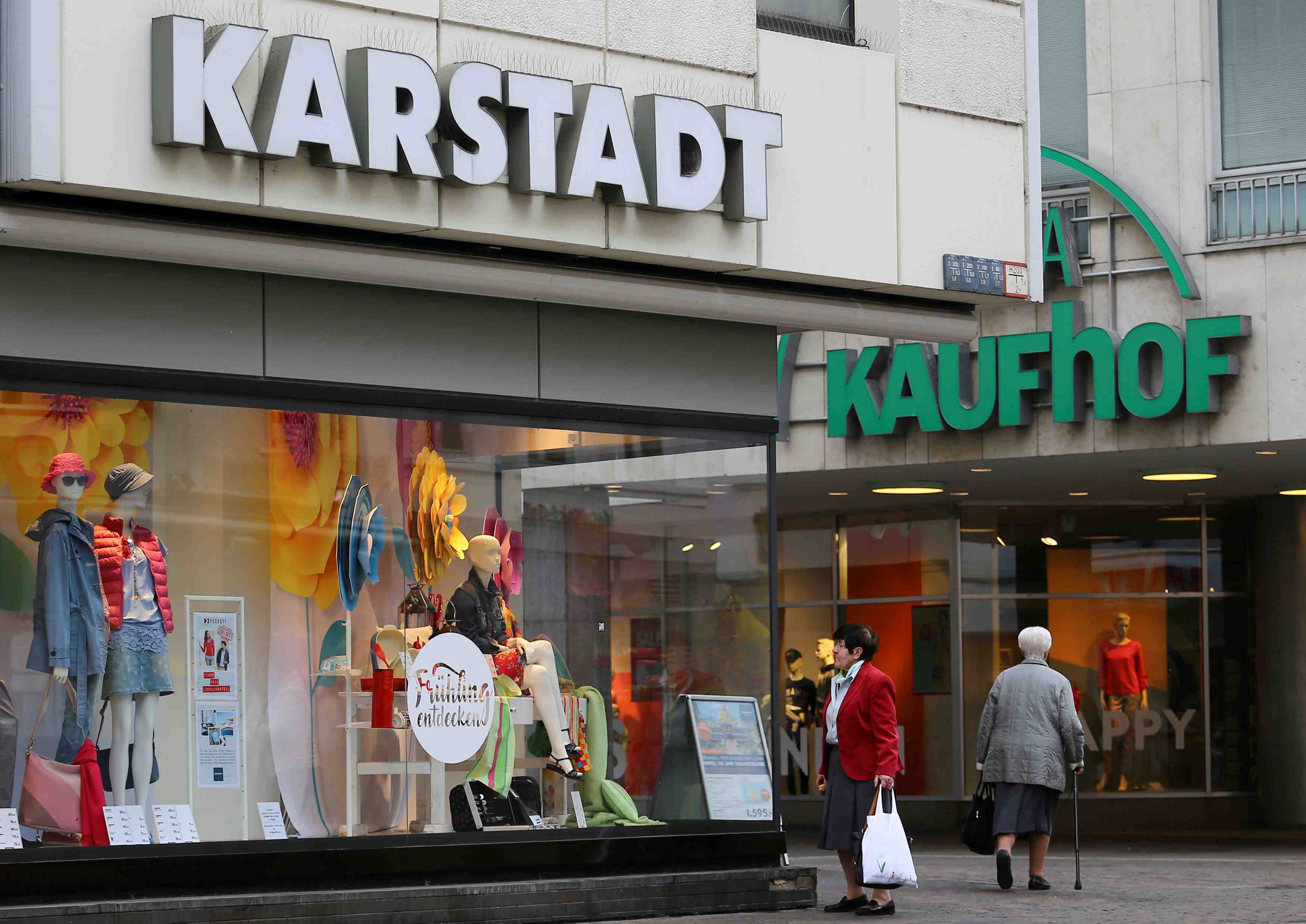 Hudson's bay et signa fusionnent kaufhof et karstadt
