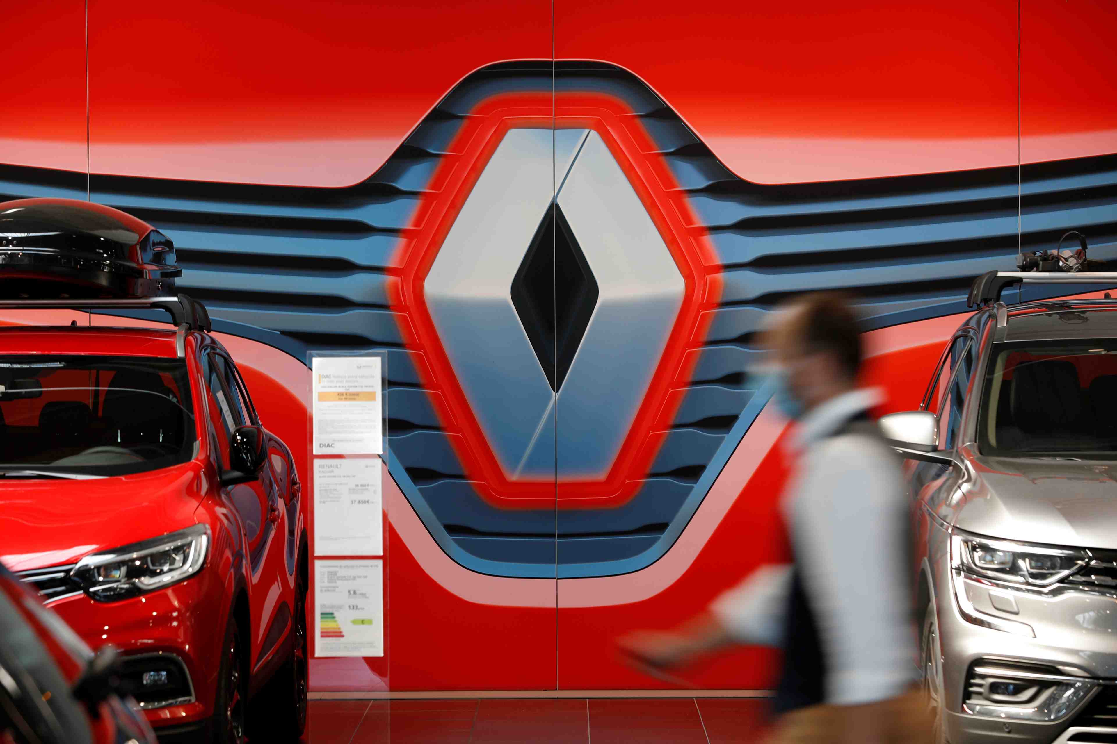 Renault rejoint total et psa sur les batteries electriques, dit macron