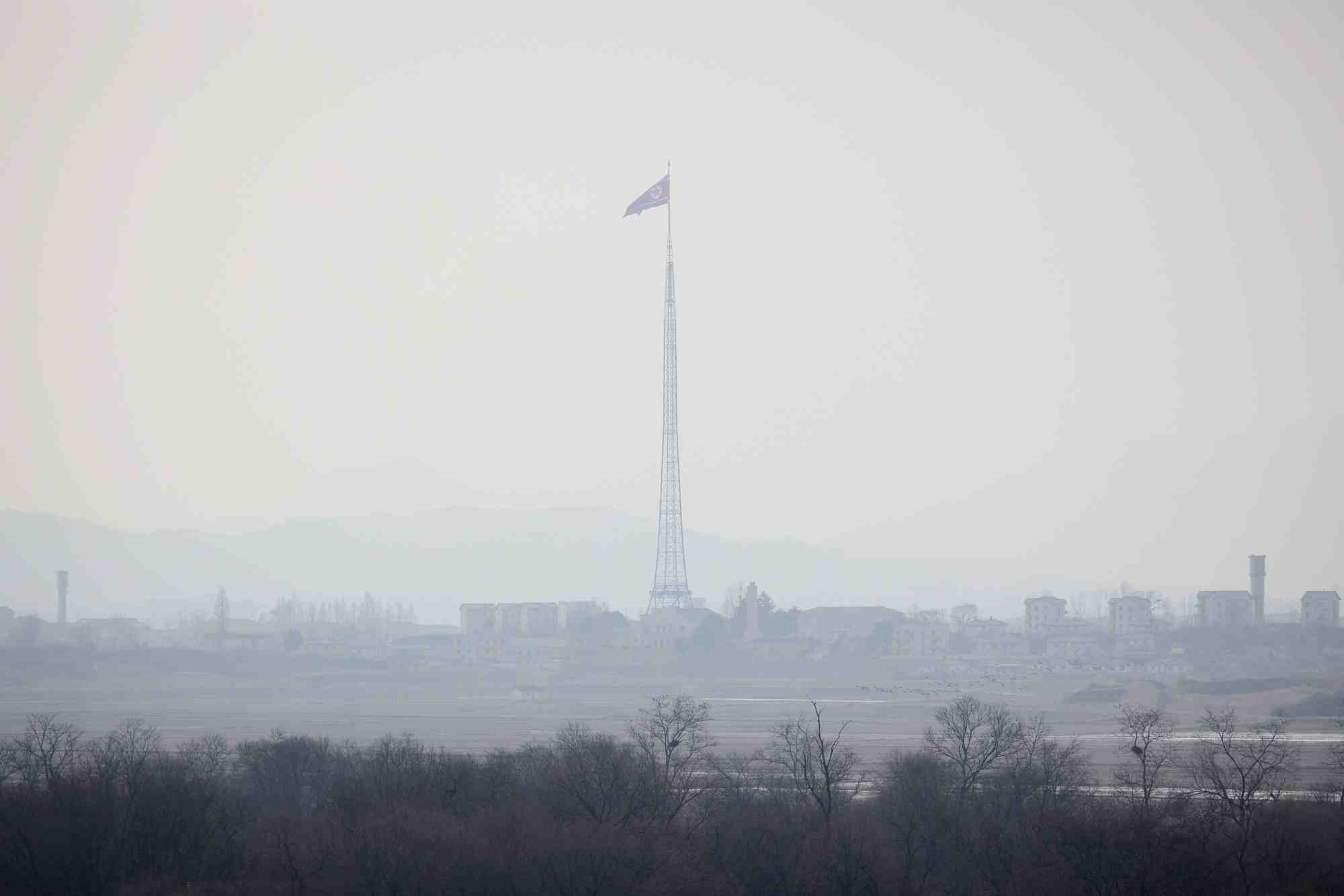 Un drapeau nord-coreen flotte a gijungdong en coree du nord, sur cette photo prise pres du village de treve de panmunjom a l'interieur de la zone demilitarisee (dmz) separant les deux corees, en coree du sud