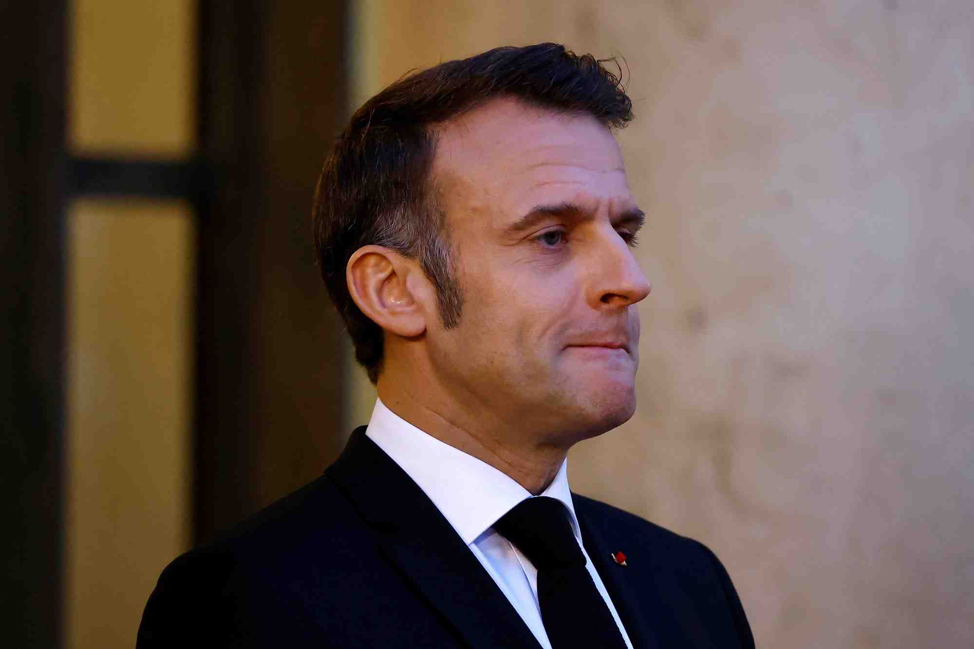 Le chef de l'Etat, disant se situer dans « une logique de compromis », invite ce mardi à 14H00 les chefs de partis et présidents de groupes parlementaires, à l'exception du RN et de LFI, qui a décliné la proposition.