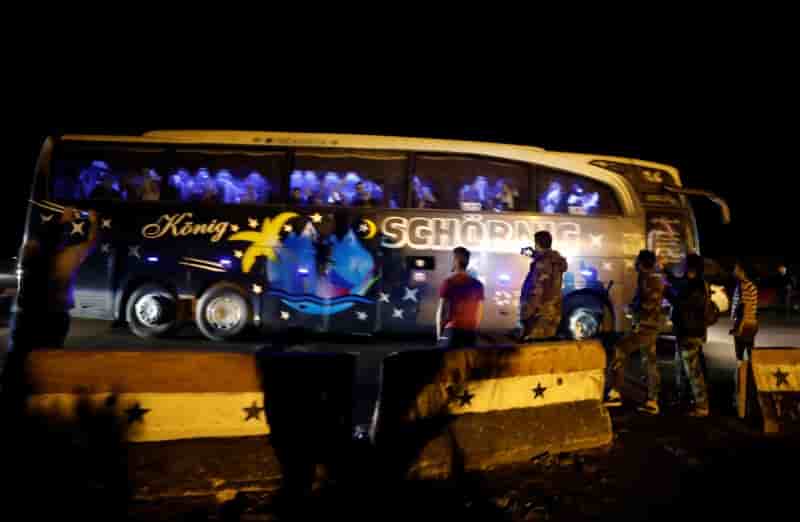 Premier depart de rebelles de douma en vertu d'un accord avec les russes