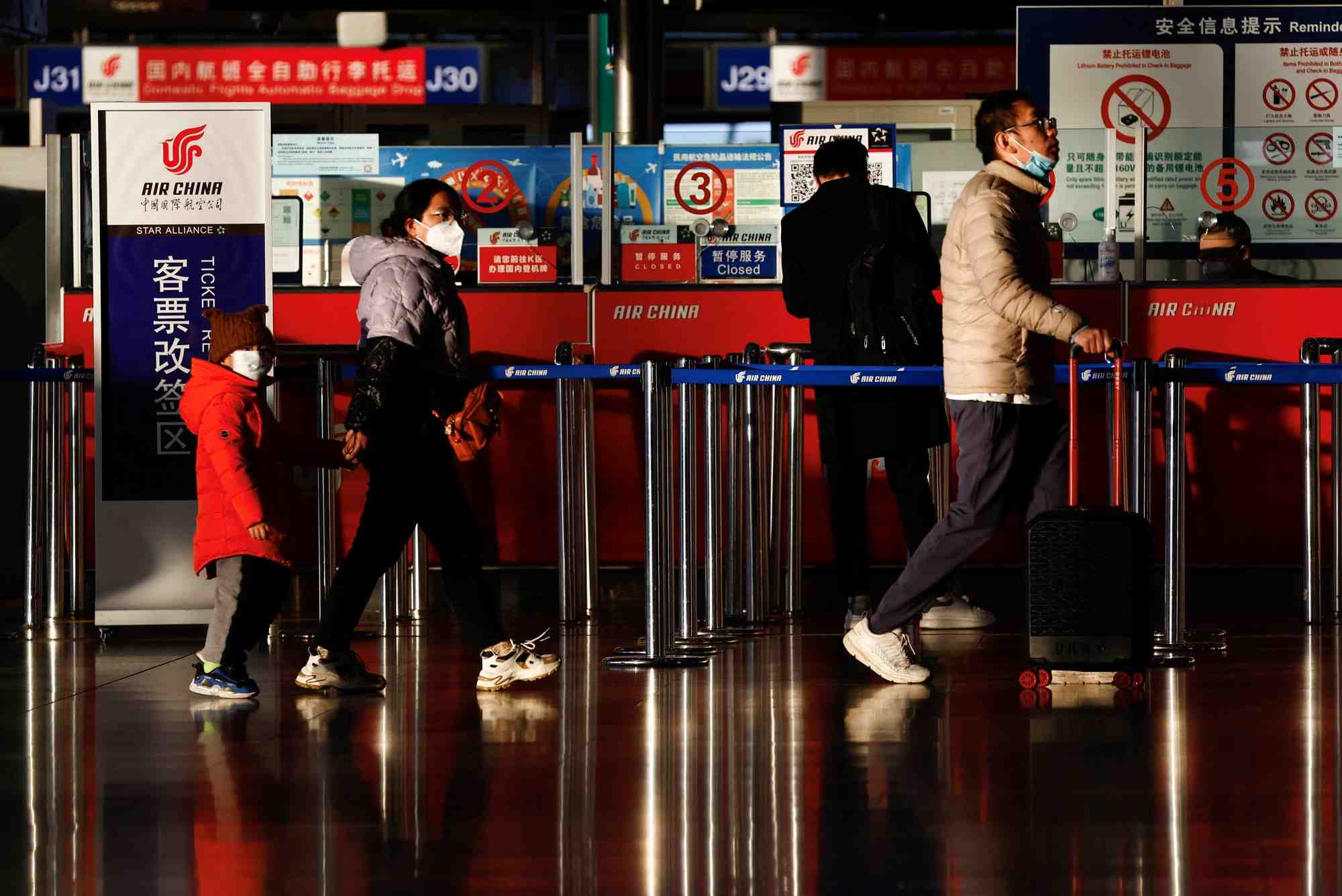 Des voyageurs dans le hall d'un terminal de l'aeroport international de pekin