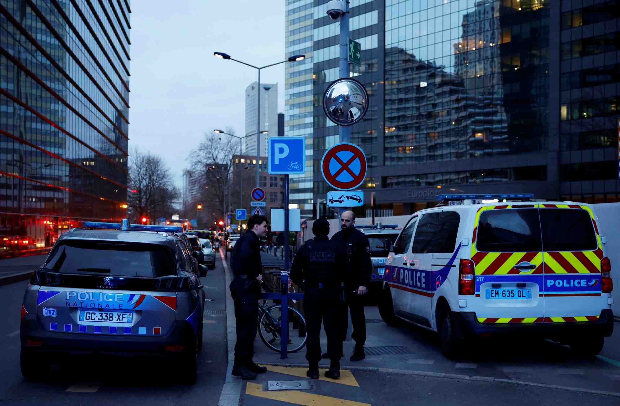 Les forces de police securisent la zone apres un probleme de securite dans un centre commercial de la defense