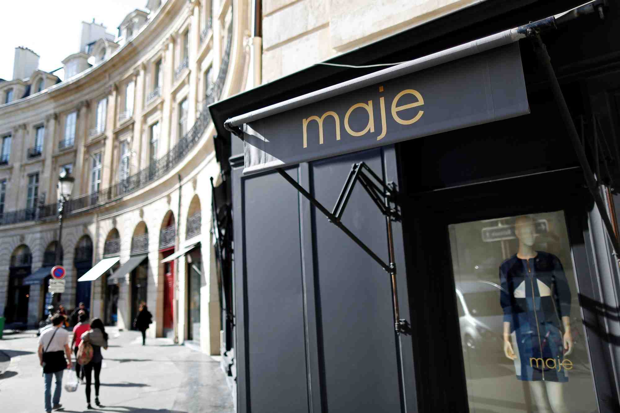 Le logo de la marque de pret-a-porter maje est visible sur la devanture d'une boutique de mode a paris