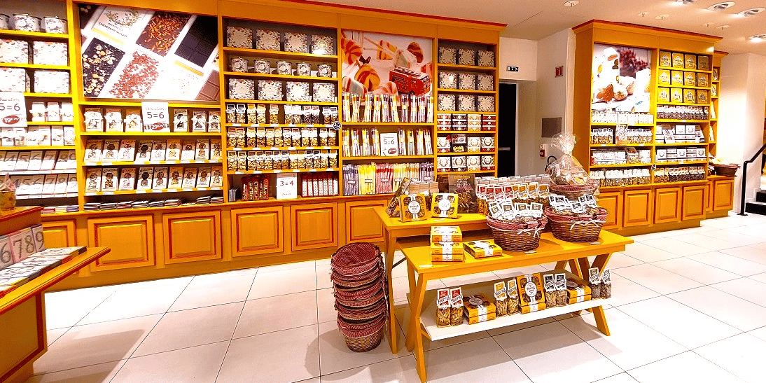 La Cure Gourmande a ouvert, en 2023, un magasin de 200 m2 dans une rue commerçante de Montpellier.