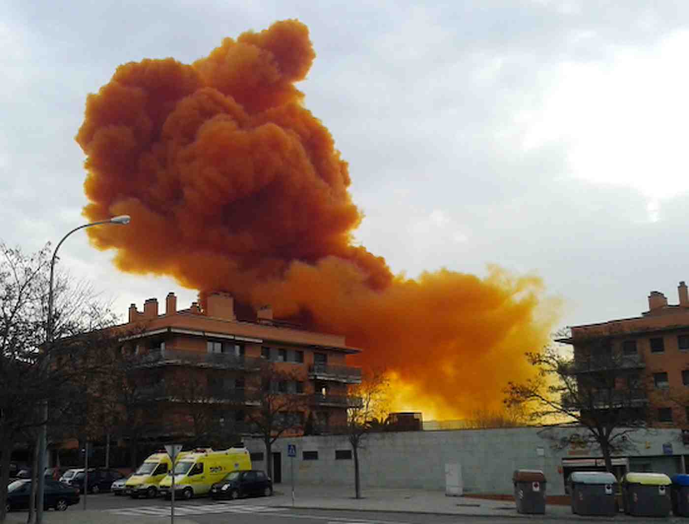 Un nuage toxique orange en catalogne apres une explosion dans une usine chimique