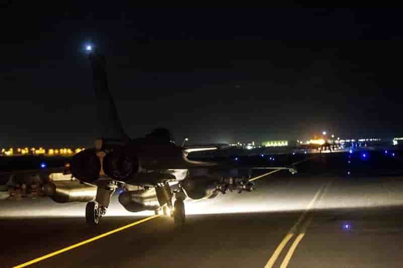 La france frappe rakka, fief de daech en syrie