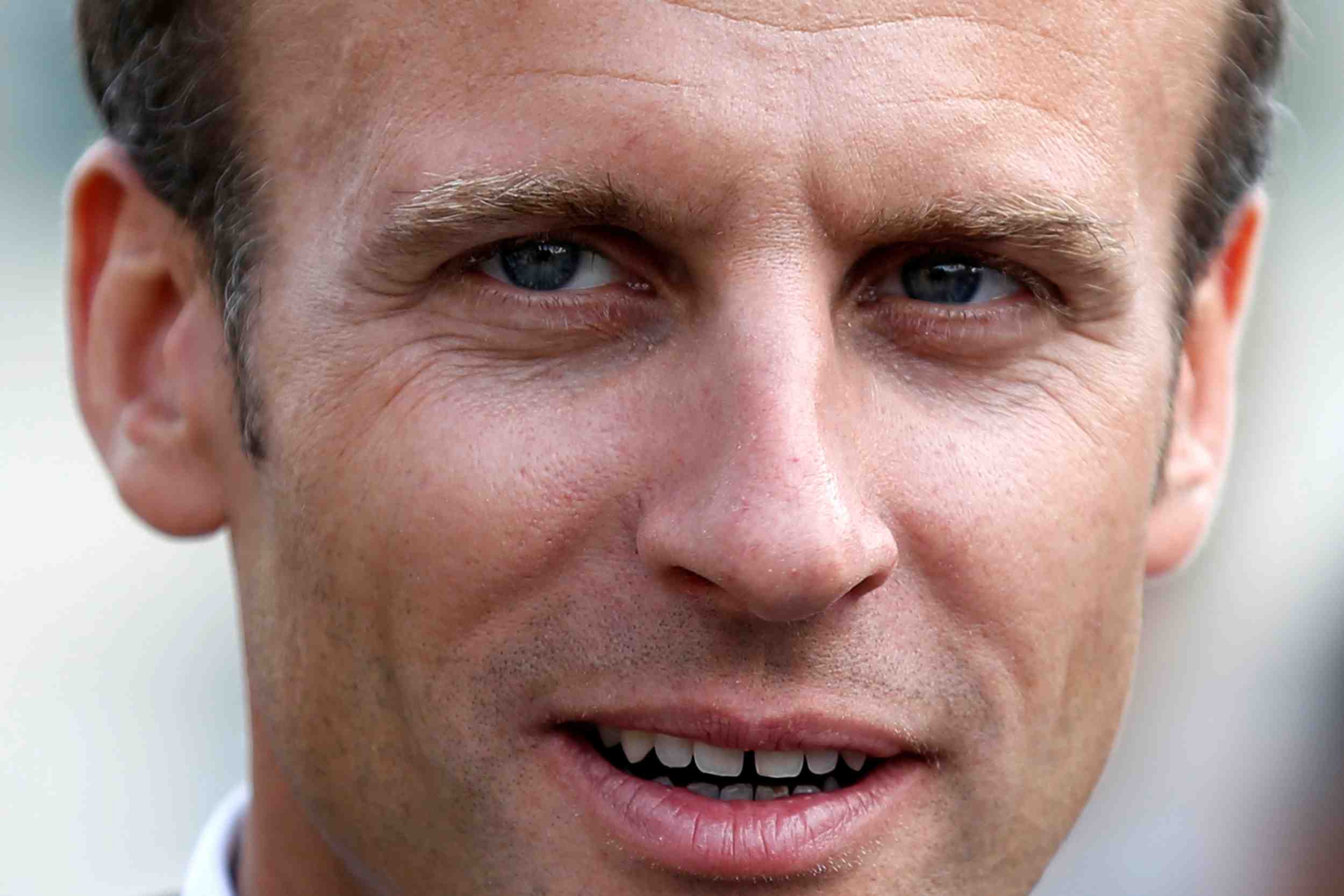 Macron dement toute "ambiguite" avec philippe de villiers