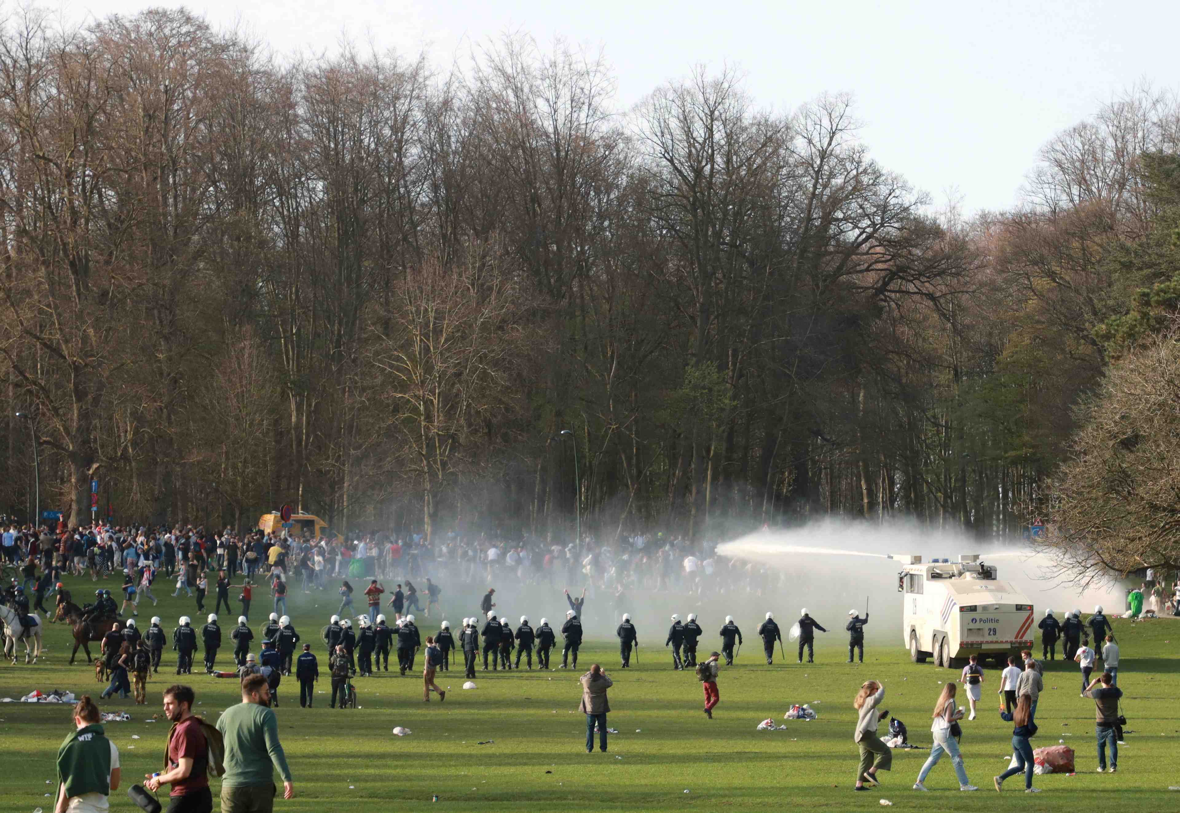 Belgique: la police disperse des milliers de participants a une fete