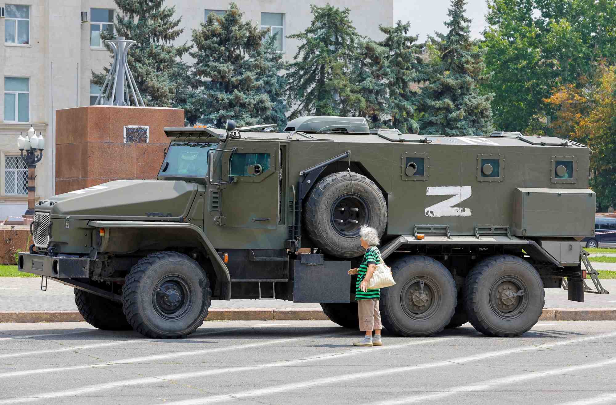Photo d'archives d'un camion blinde de troupes pro-russes dans la ville de kherson