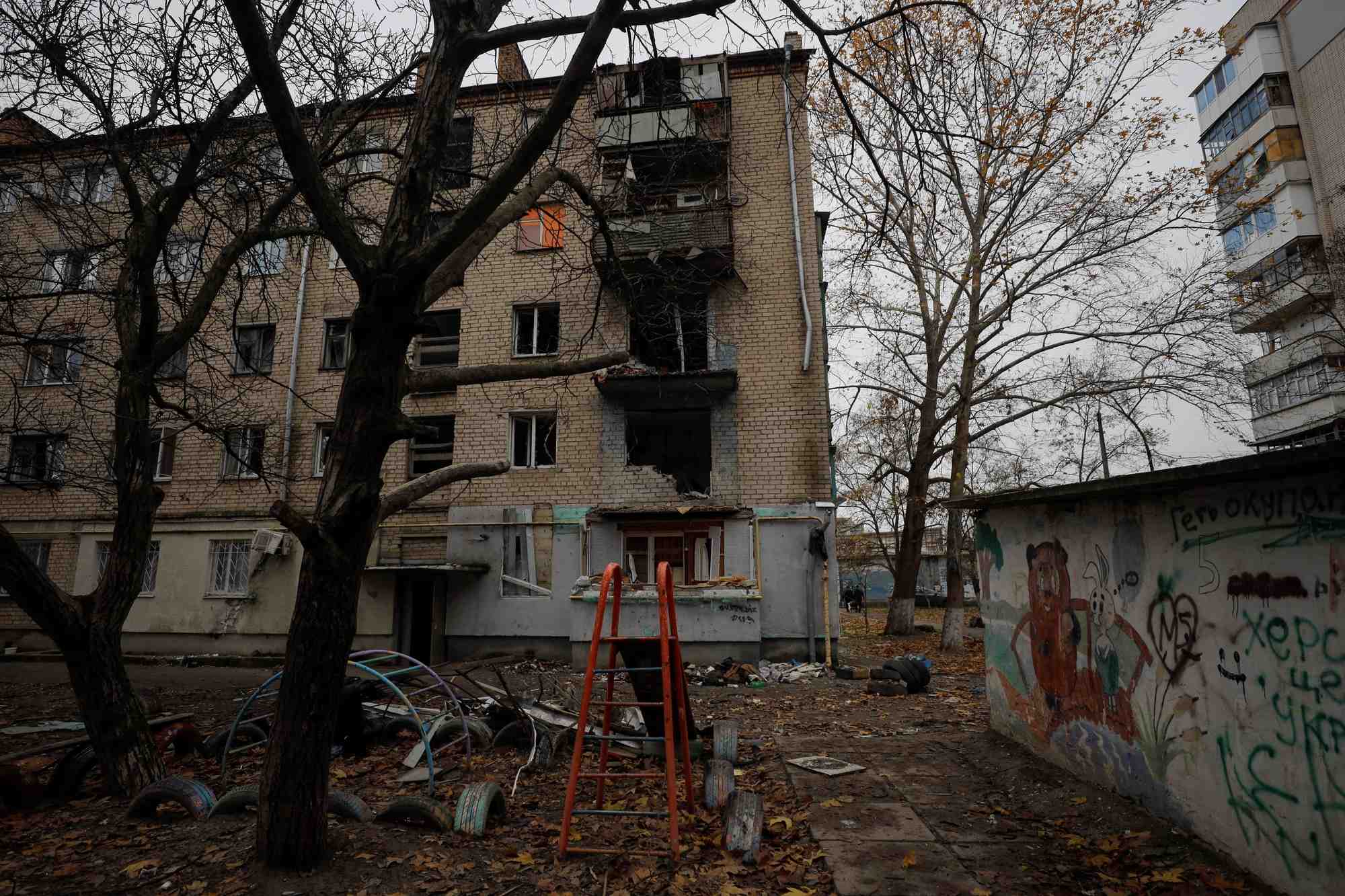 Un immeuble endommage par une frappe militaire russe a kherson, en ukraine