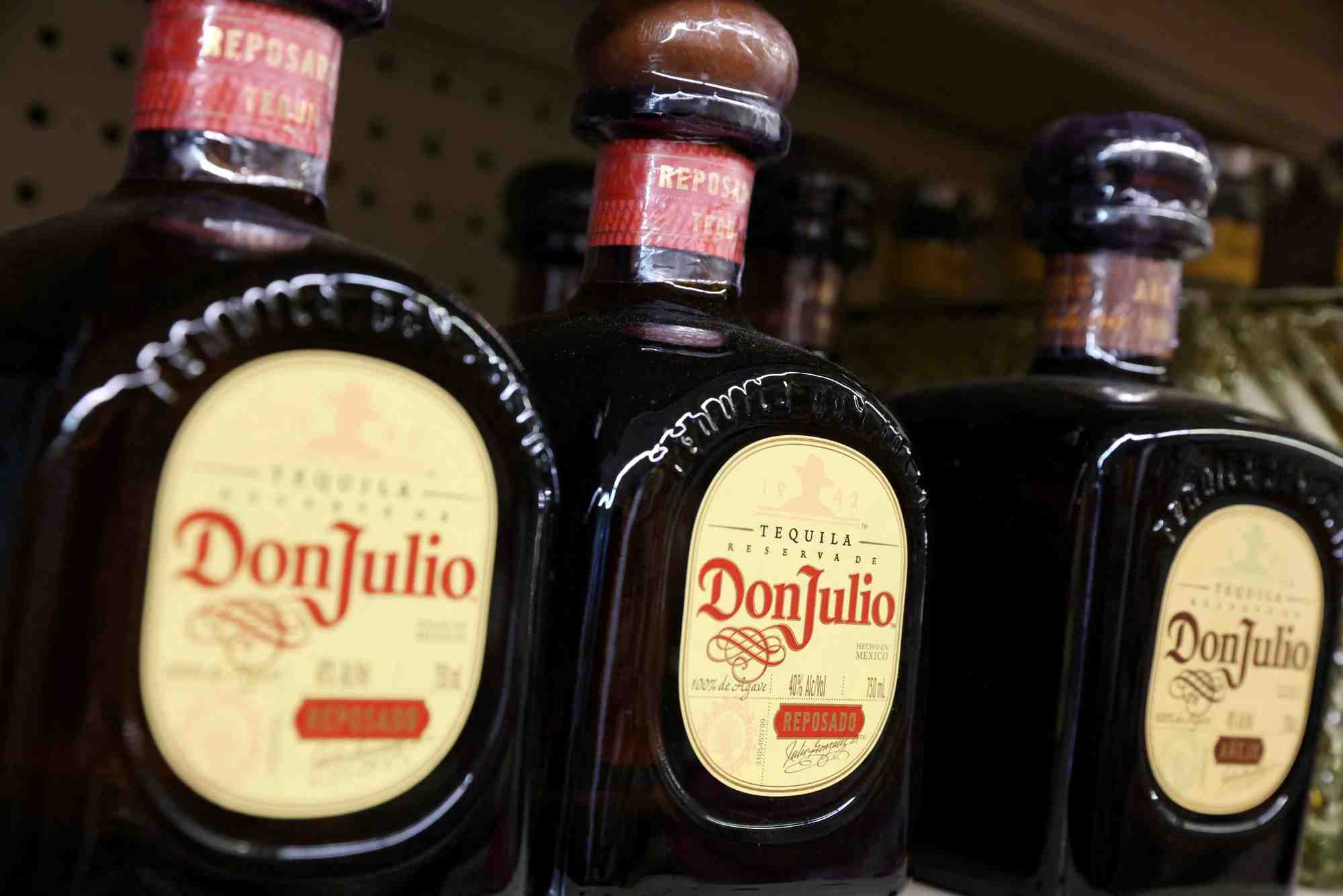 Des bouteilles de tequila don julio, une marque de diageo, dans un magasin a manhattan, new york