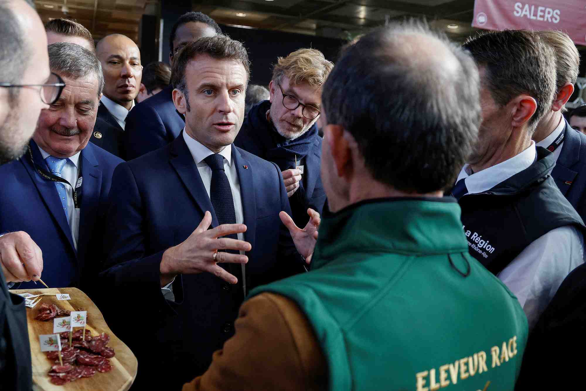 Photo d'emmanuel macron au salon de l'agriculture a paris