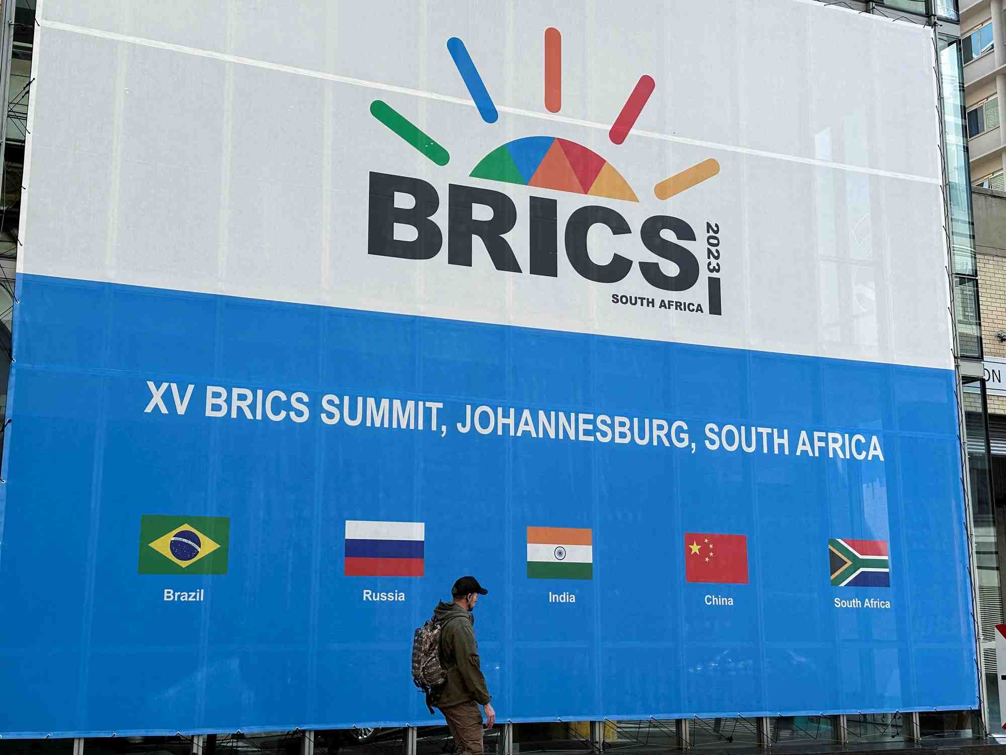 Photo d'archives montrant une personne qui marche devant le sandton convention centre a johannesburg