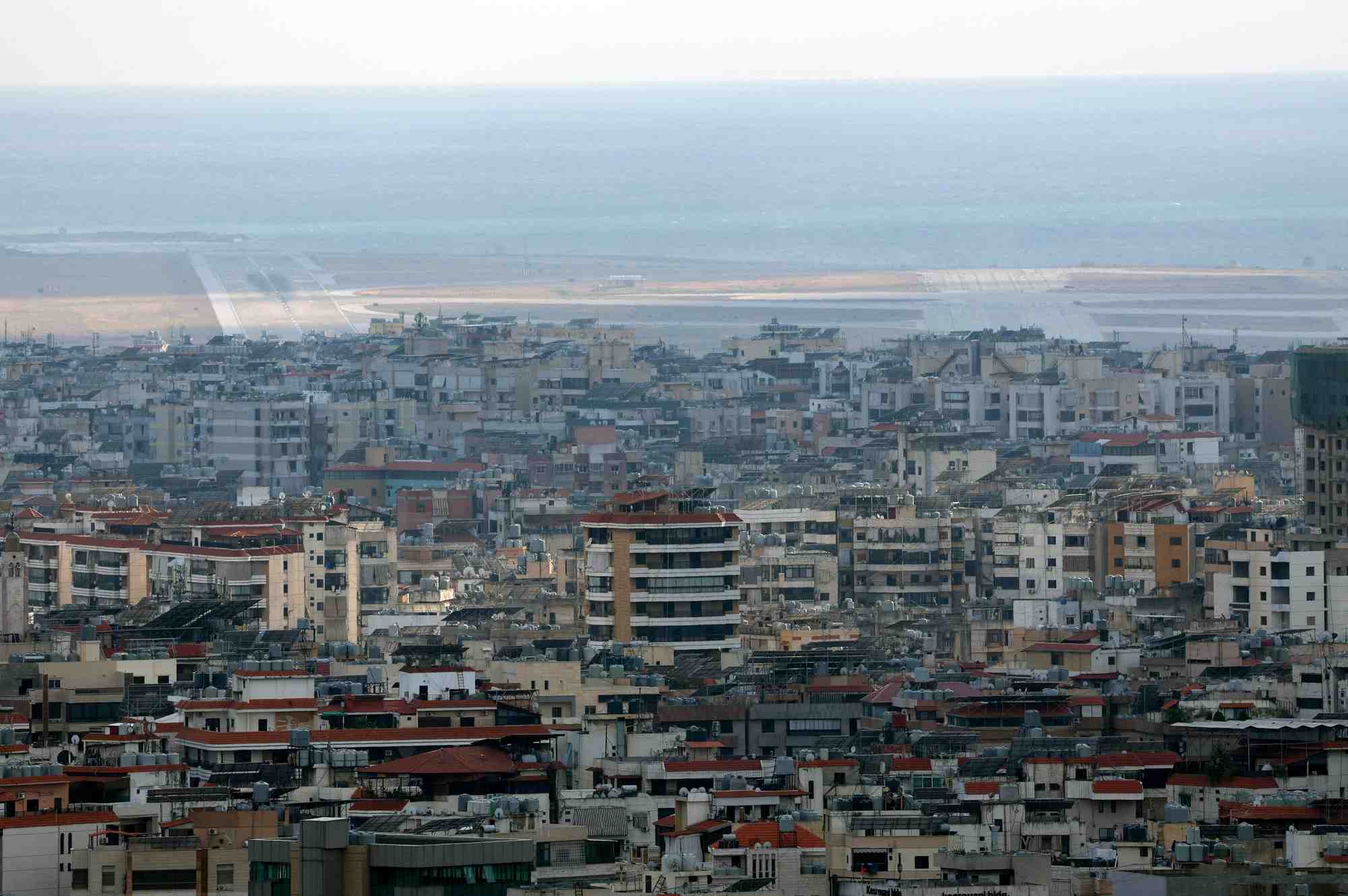 Vue de l'aeroport rafic al hariri et des banlieues sud de beyrouth