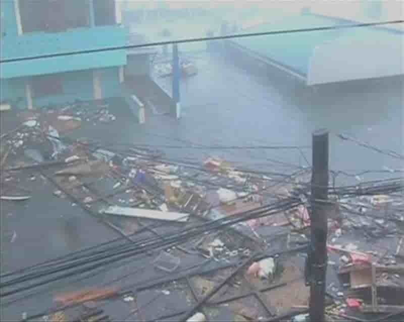 Le puissant typhon Haiyan balaye le centre des Philippines