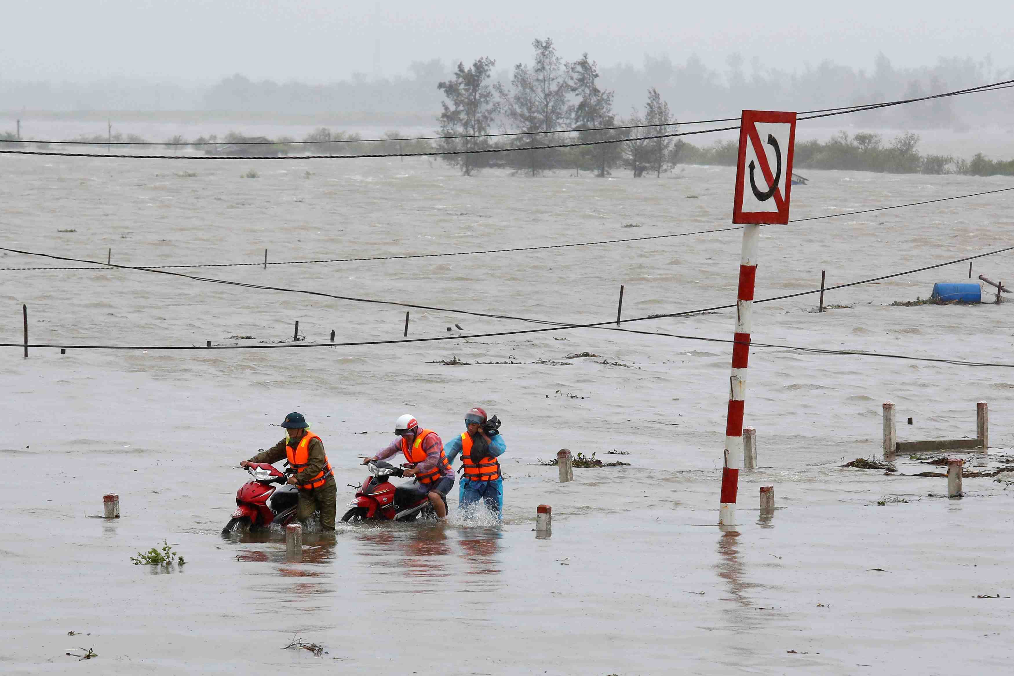 Le typhon doksuri seme la devastation au vietnam