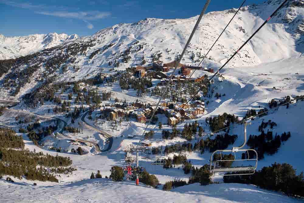 La Compagnie des Alpes relance son service de train entre Paris et Bourg-Saint-Maurice. Une offre qui s'appuiera sur un train de nuit avec des départs prévus entre le 19 décembre 2025 et le 20 mars 2026.