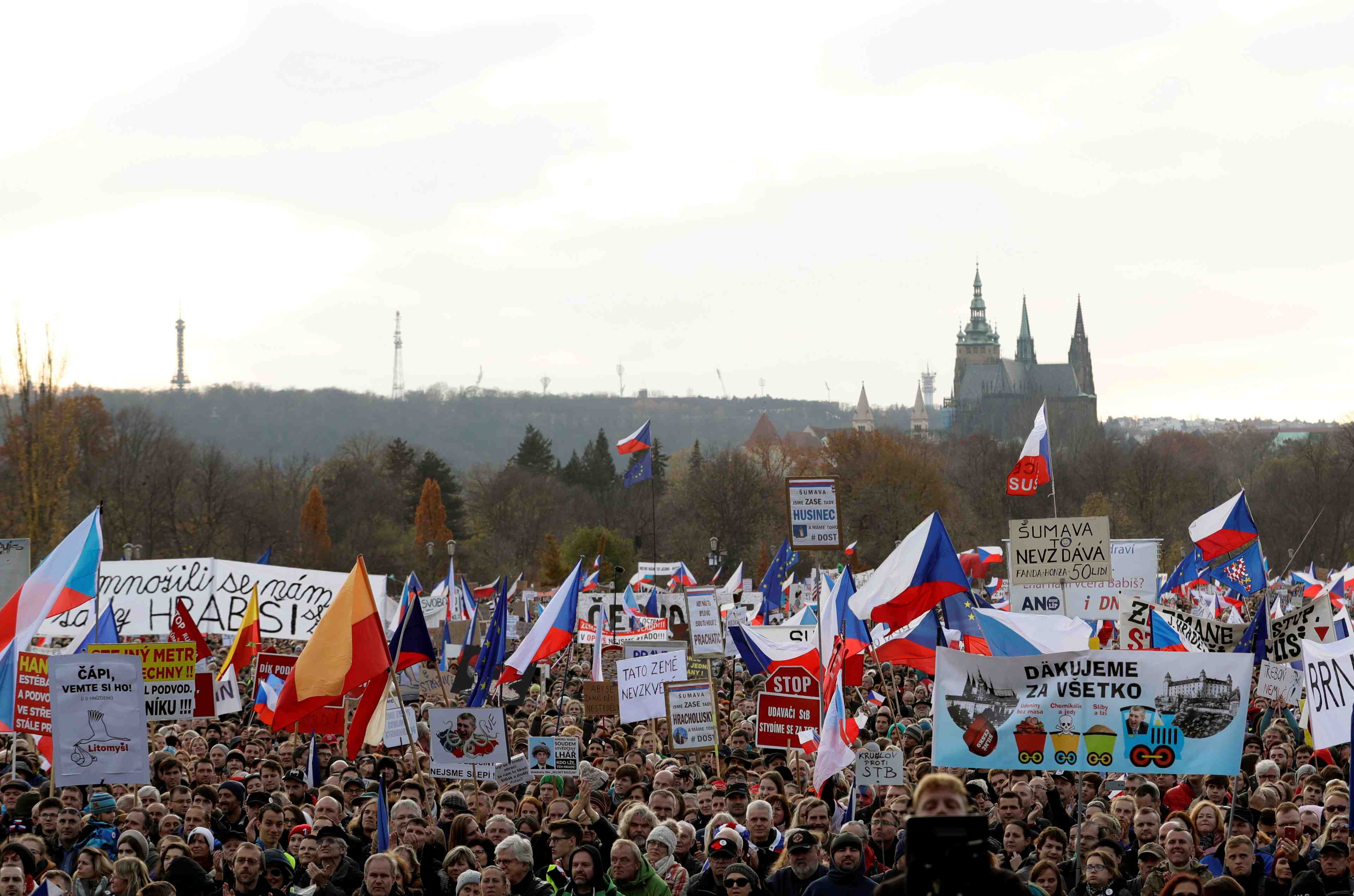 Grand rassemblement antigouvernemental a prague, trente ans apres la revolution de velours