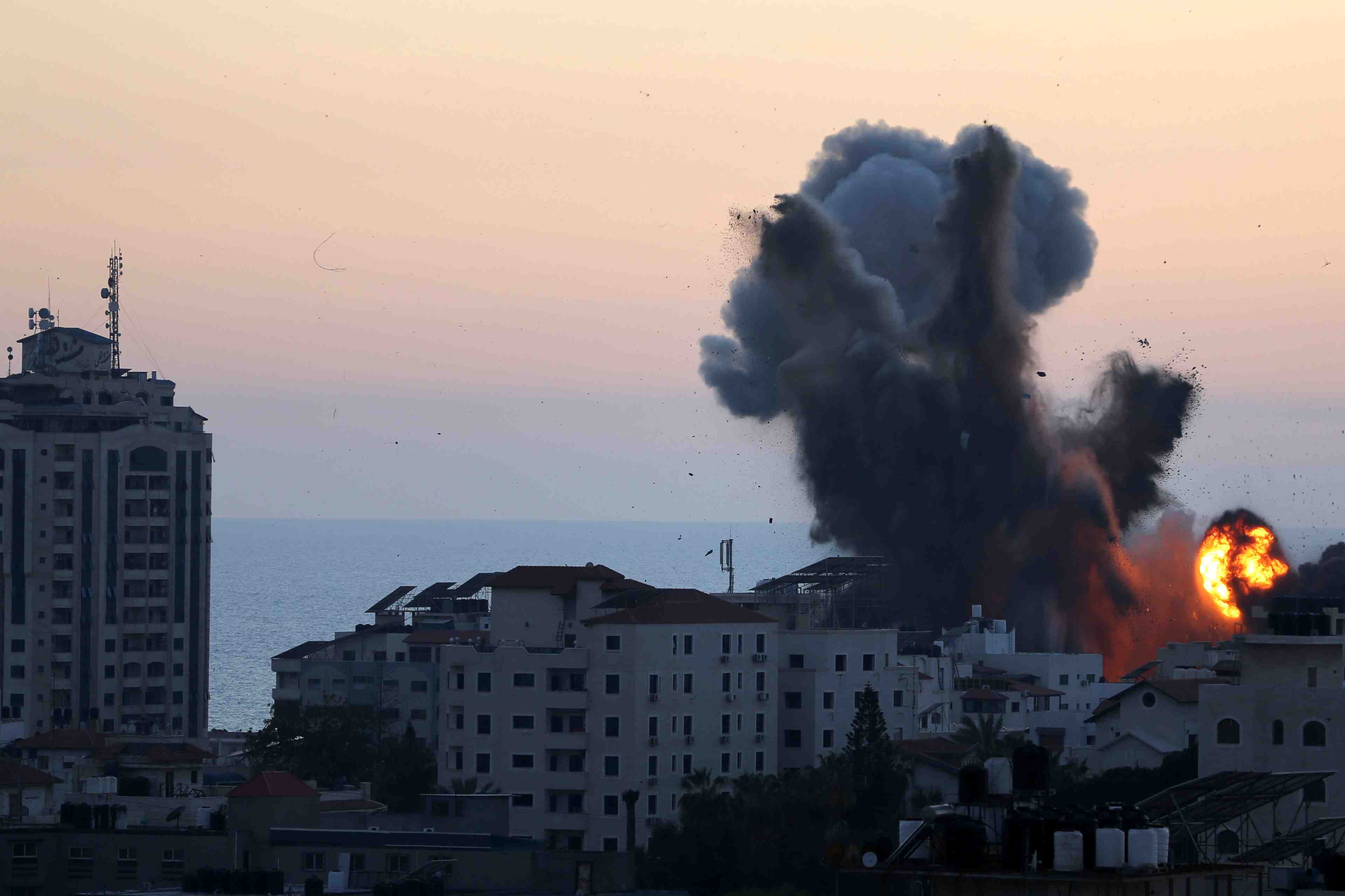 Au moins 12 personnes tuees pendant la nuit a gaza, selon les secours palestiniens