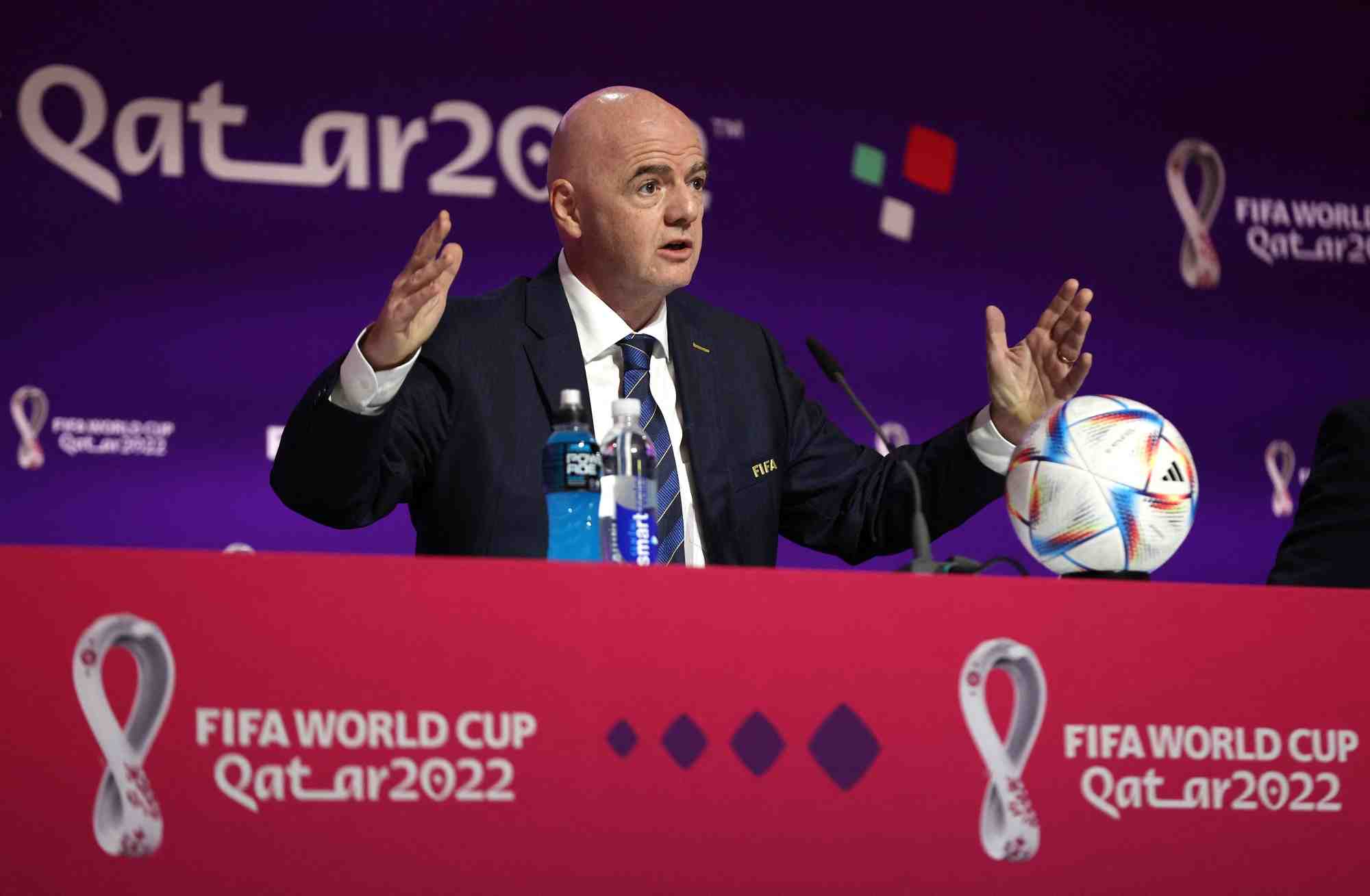 Le president de la federation internationale de football (fifa), gianni infantino, lors d'une conference de presse a doha, au qatar