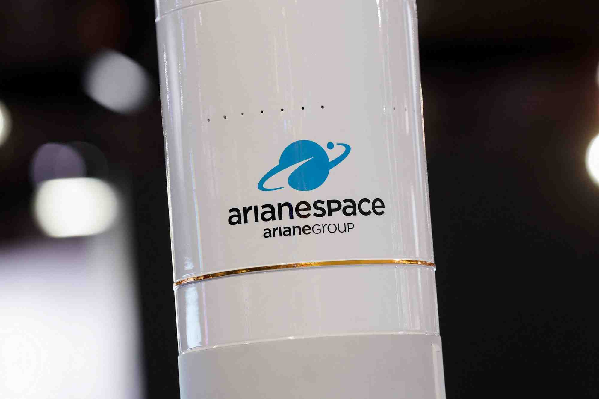 Un logo d'arianespace au parc des expositions de la porte de versailles a paris