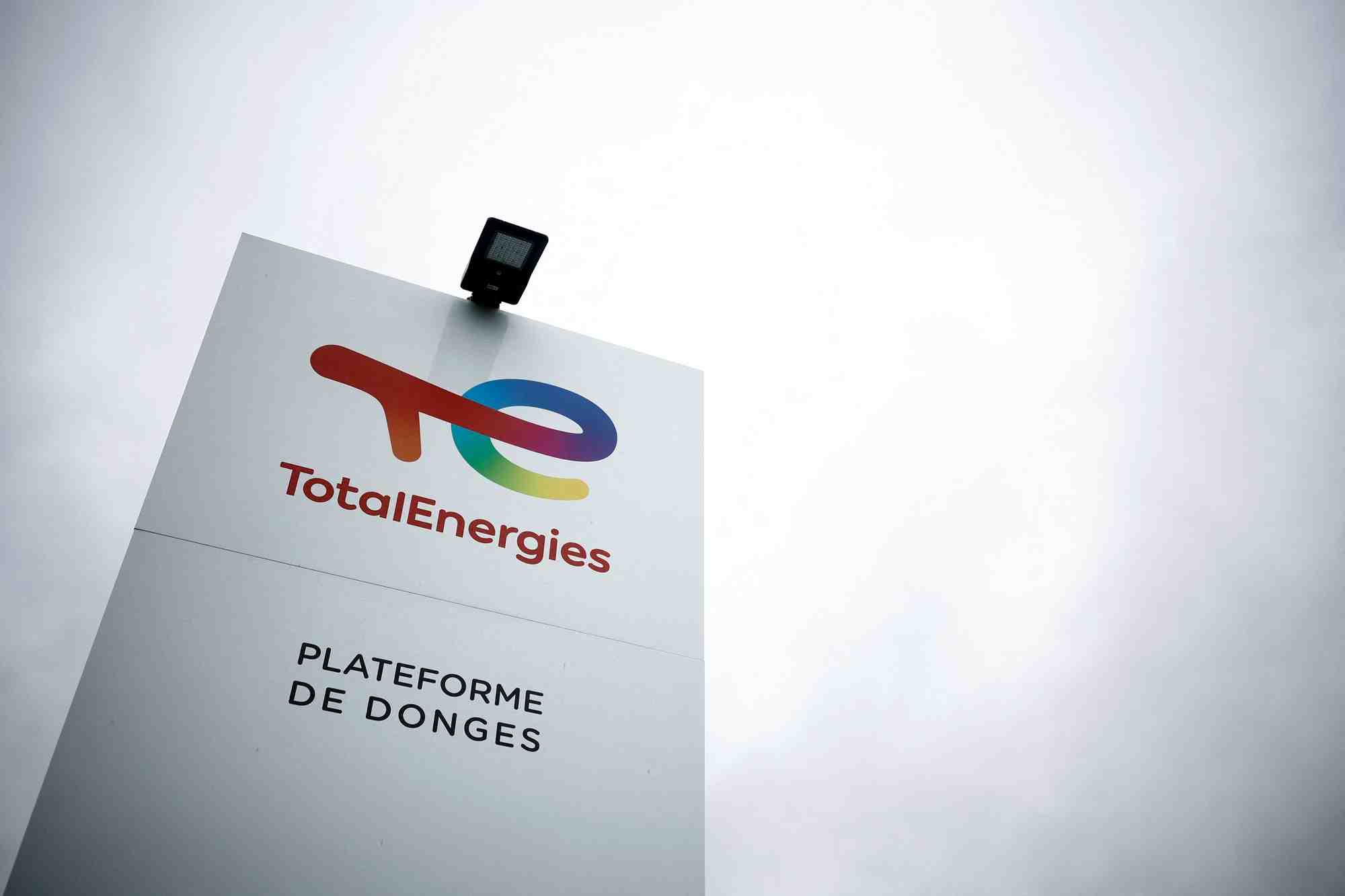 Le logo de totalenergies est visible dans la raffinerie du geant petrolier francais totalenergies a donges.