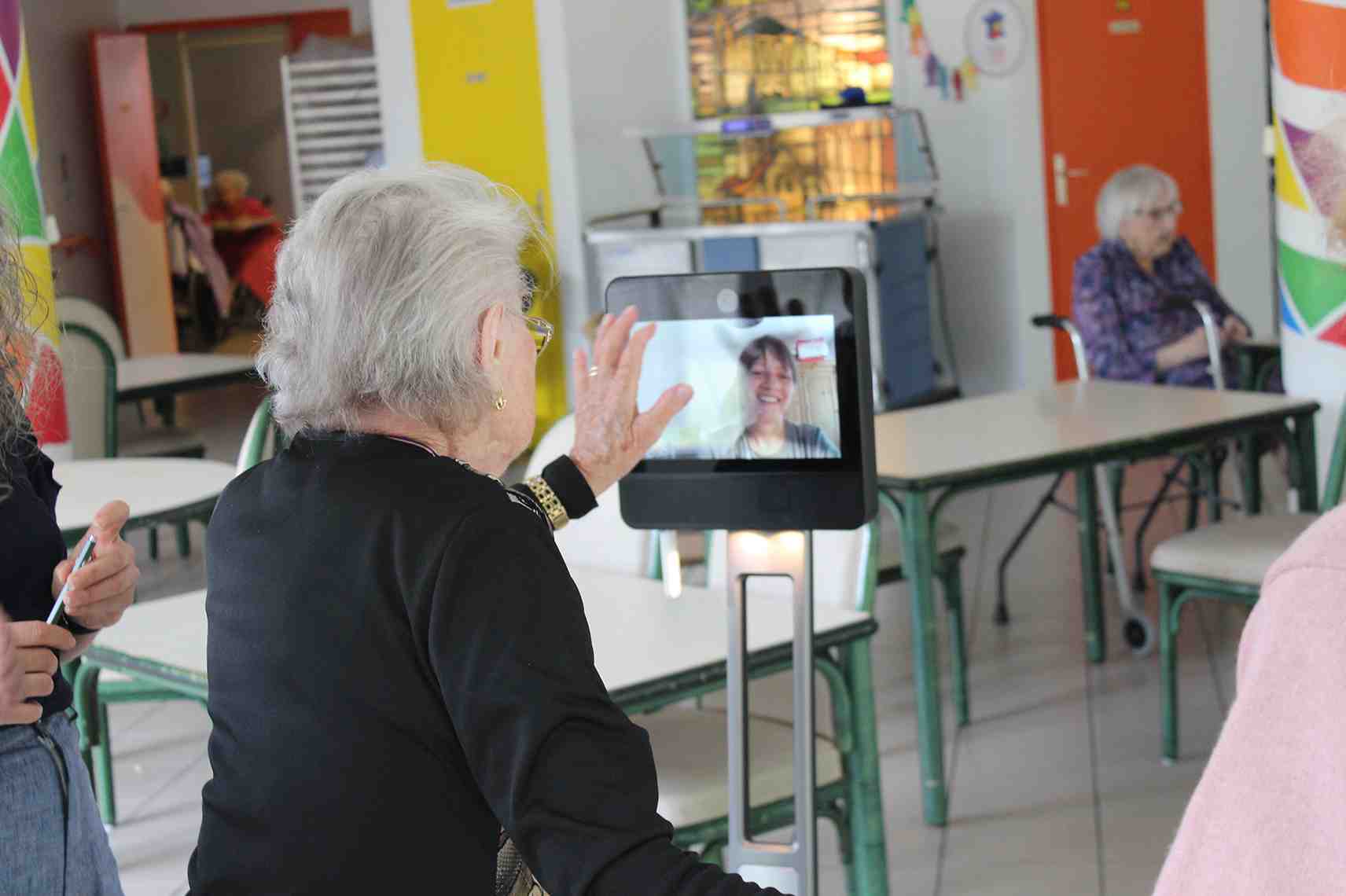 Une résidente de l'Ehpad communique avec sa petite fille, via Nonno