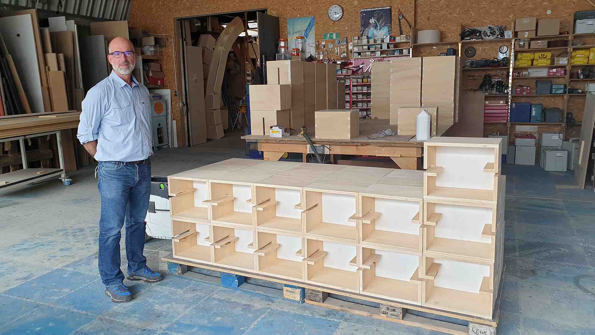 Plus 1 200 boites de contreplaqués à fabriquer
