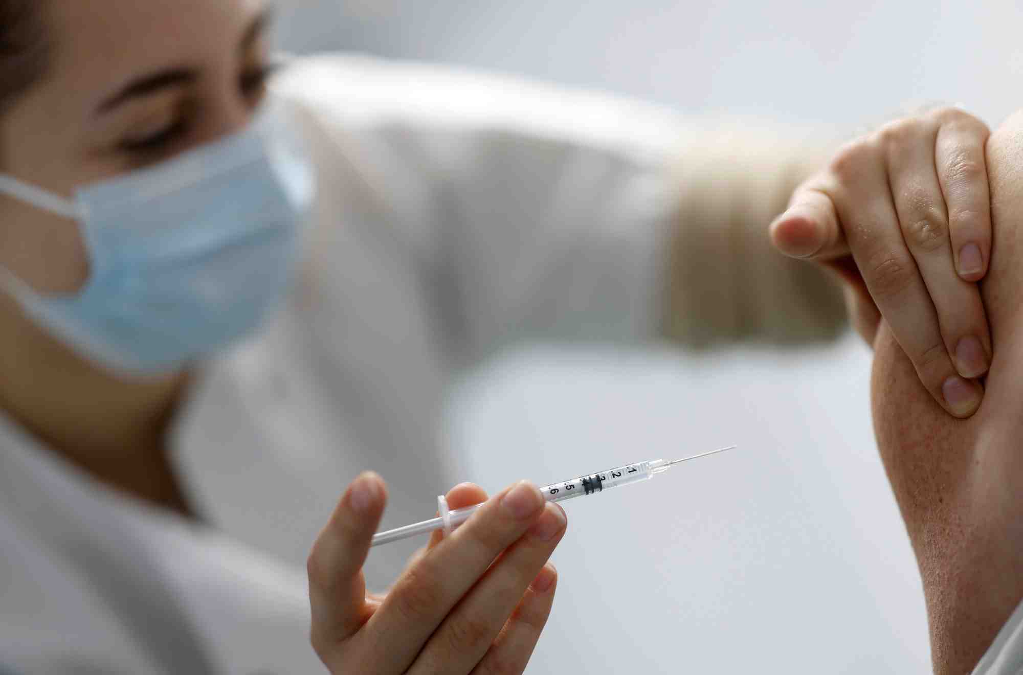 Coronavirus: le gouvernement examinera mercredi l'extension du rappel vaccinal aux plus de 40 ans