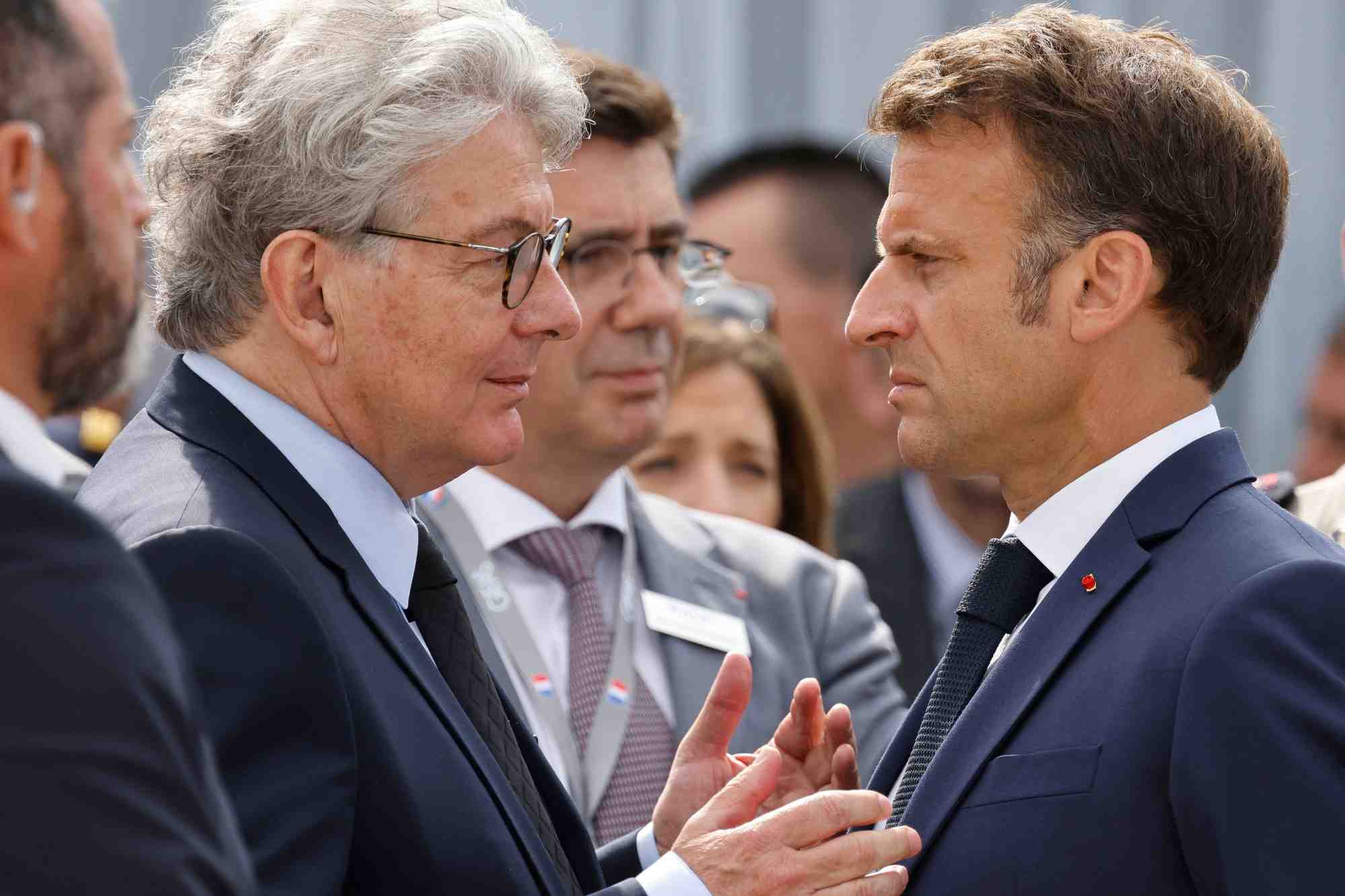 Le president francais emmanuel macron et thierry breton au salon international de l'aeronautique