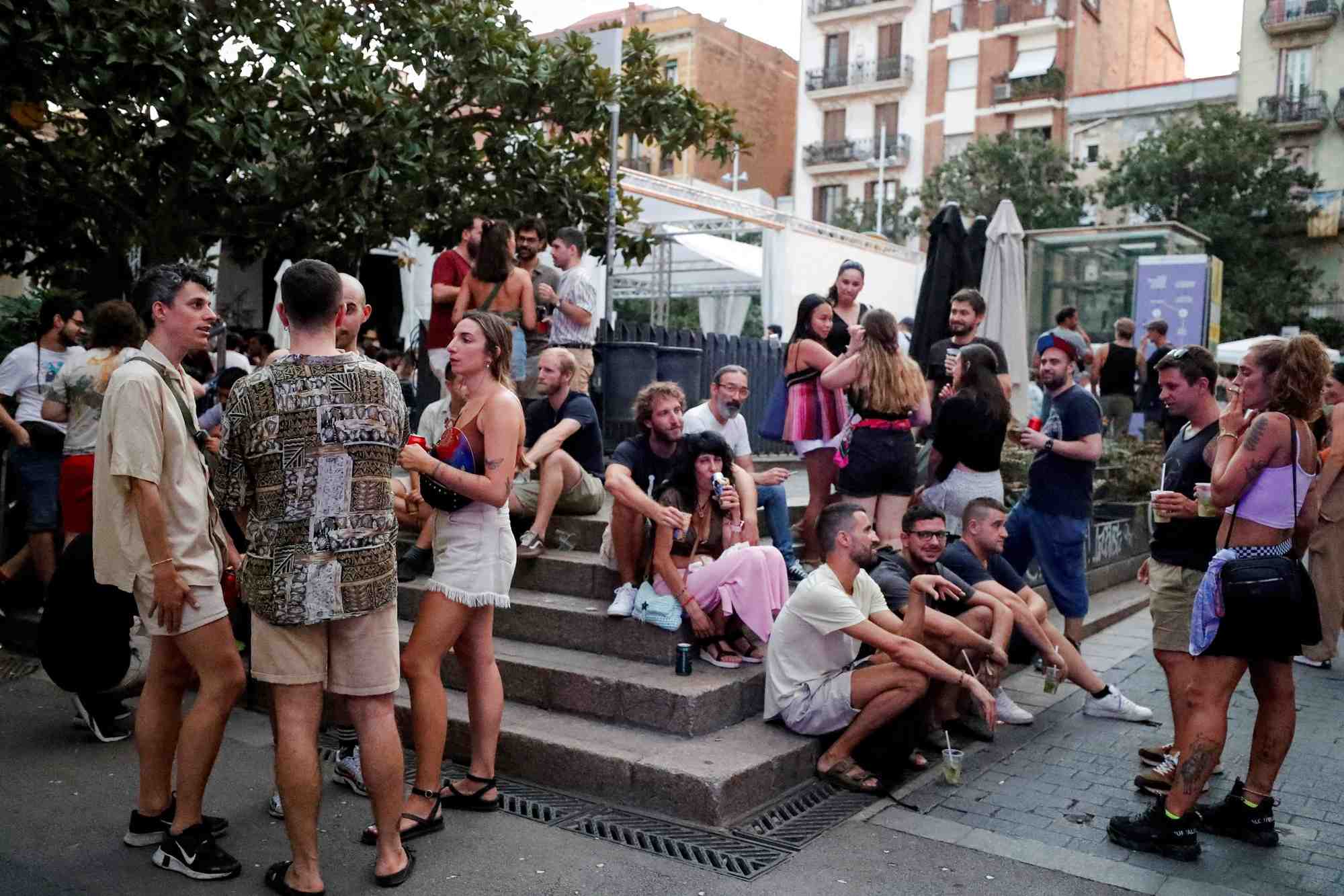 Photo de fichier : des touristes et des residents boivent dans une rue du quartier de gracia pendant la canicule de l'ete, a barcelone