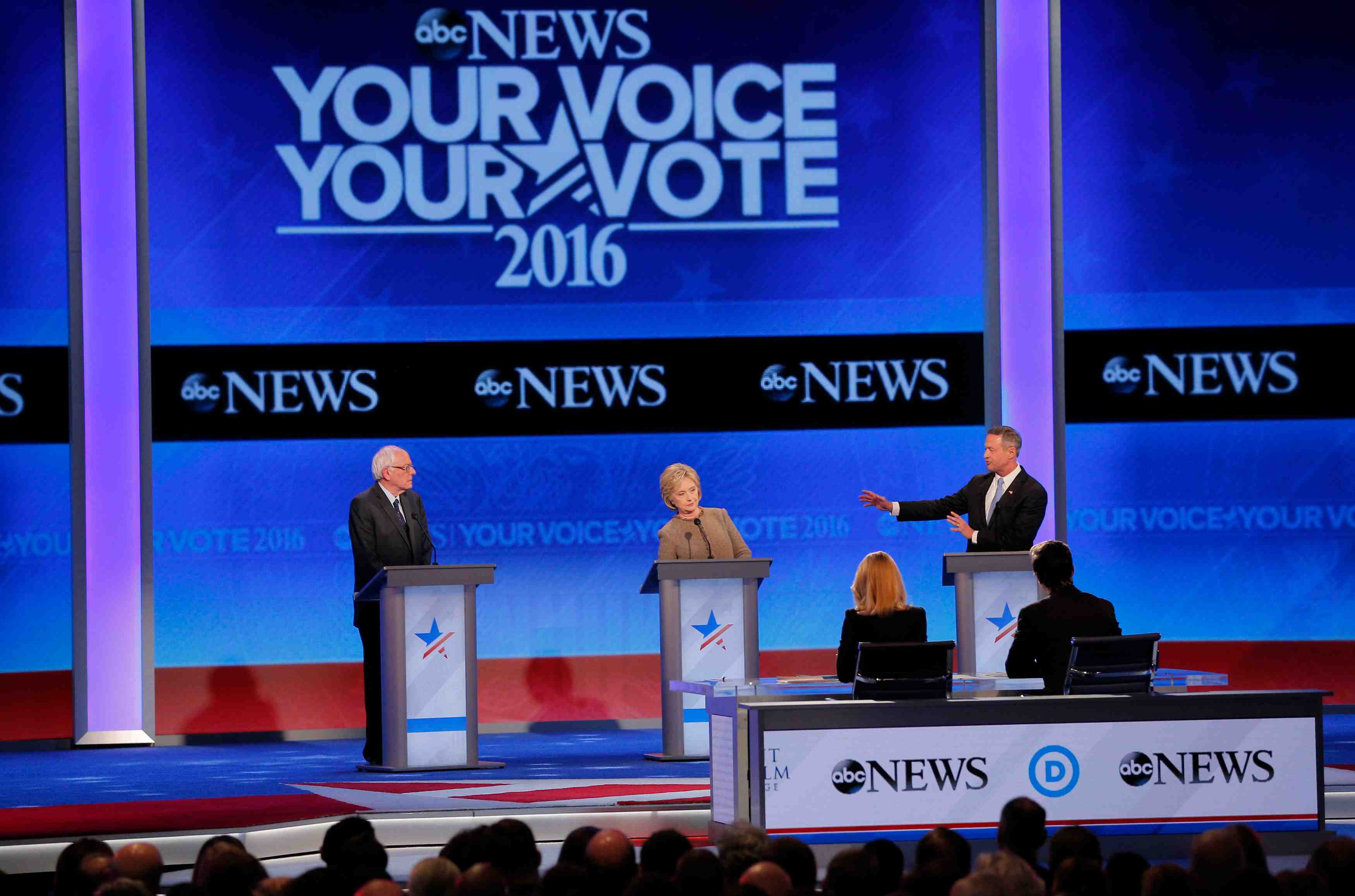 Hillary clinton tente de se placer au-dessus de la melee democrate