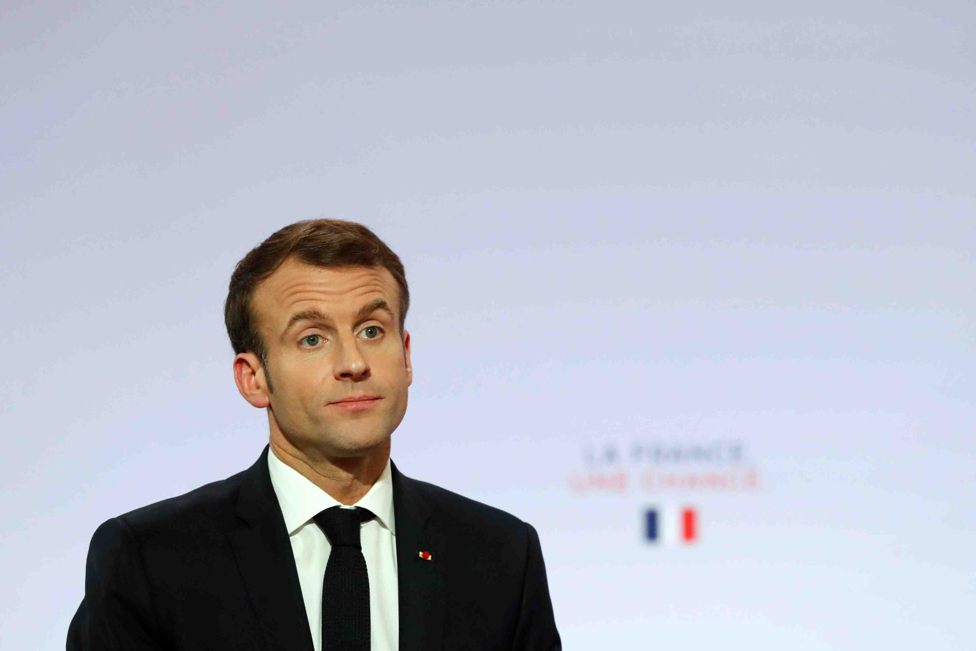 Macron promet aux maires une "nouvelle methode"