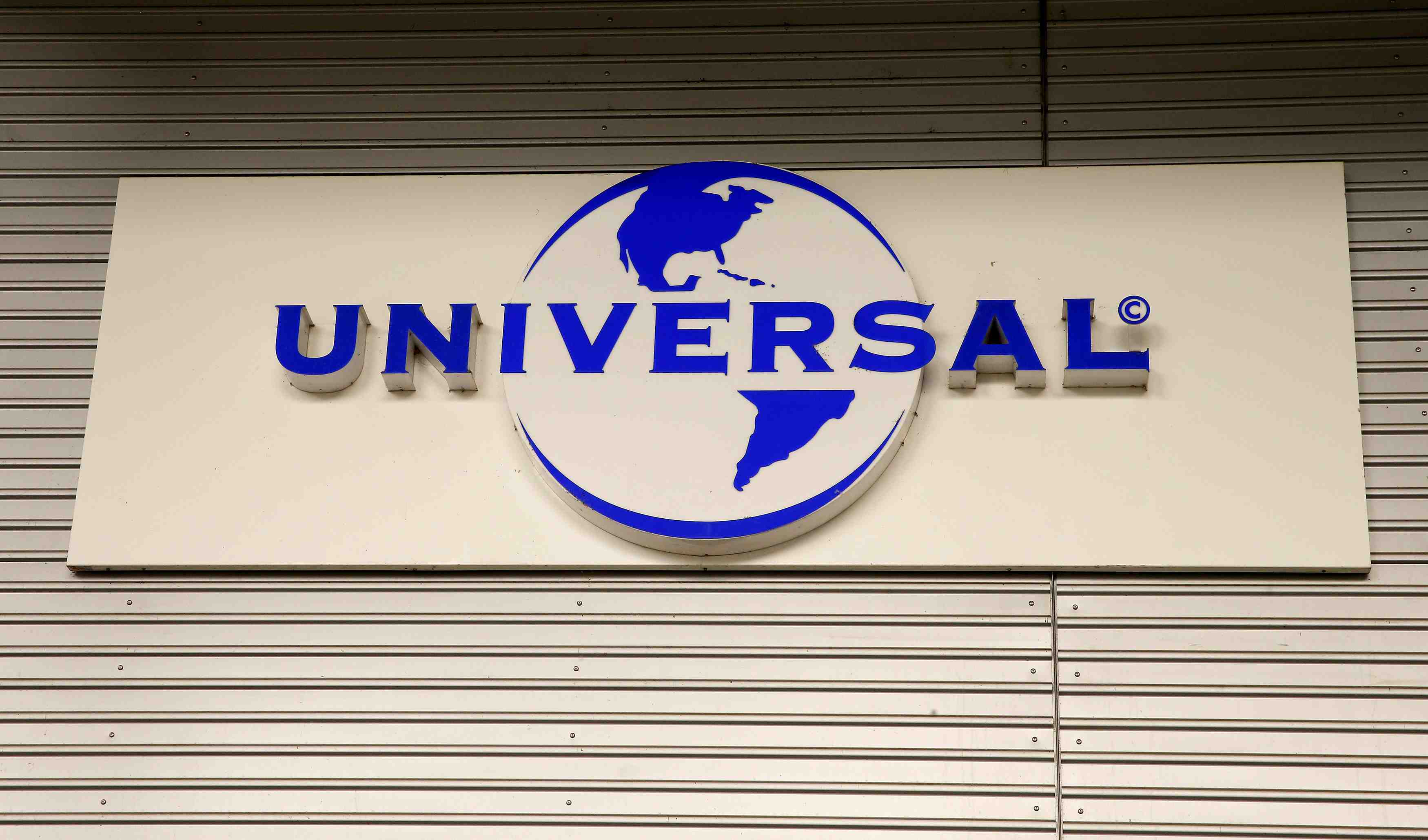 Kkr et tencent etudient des offres pour universal music