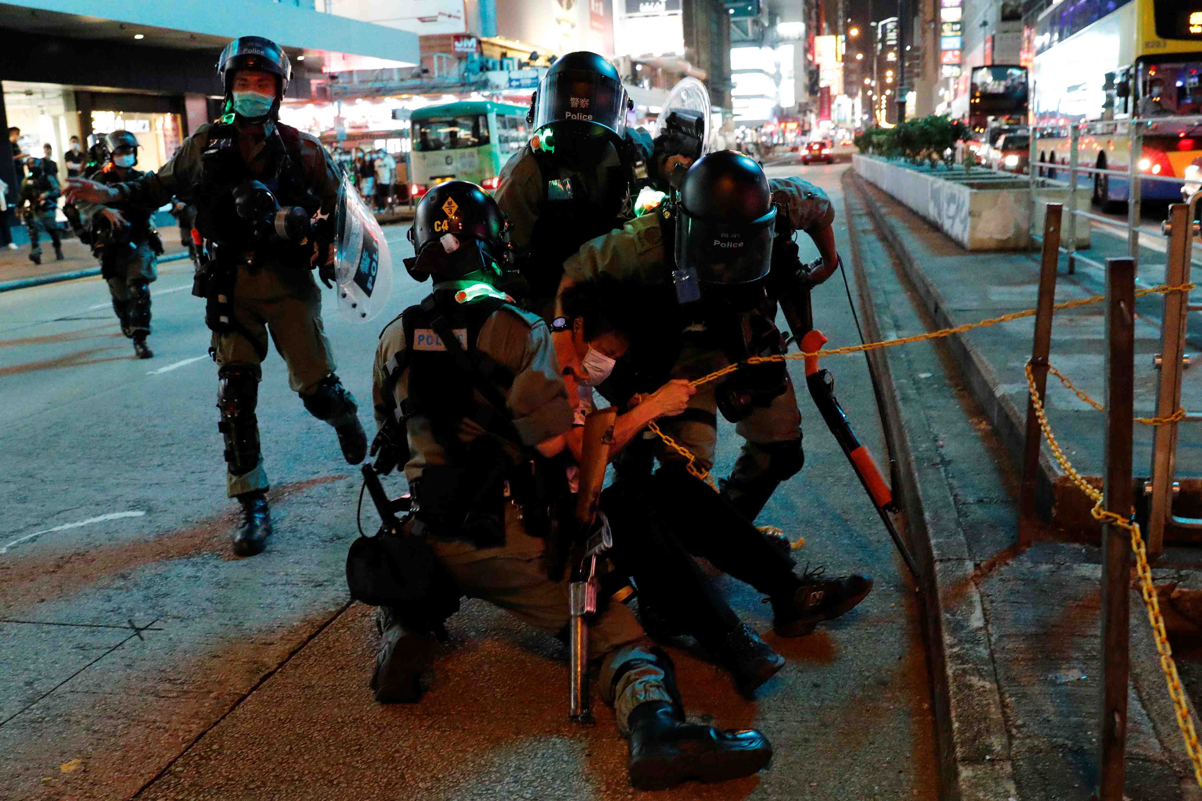 Plus de 200 arrestations a hong kong lors de manifestations pro-democratie