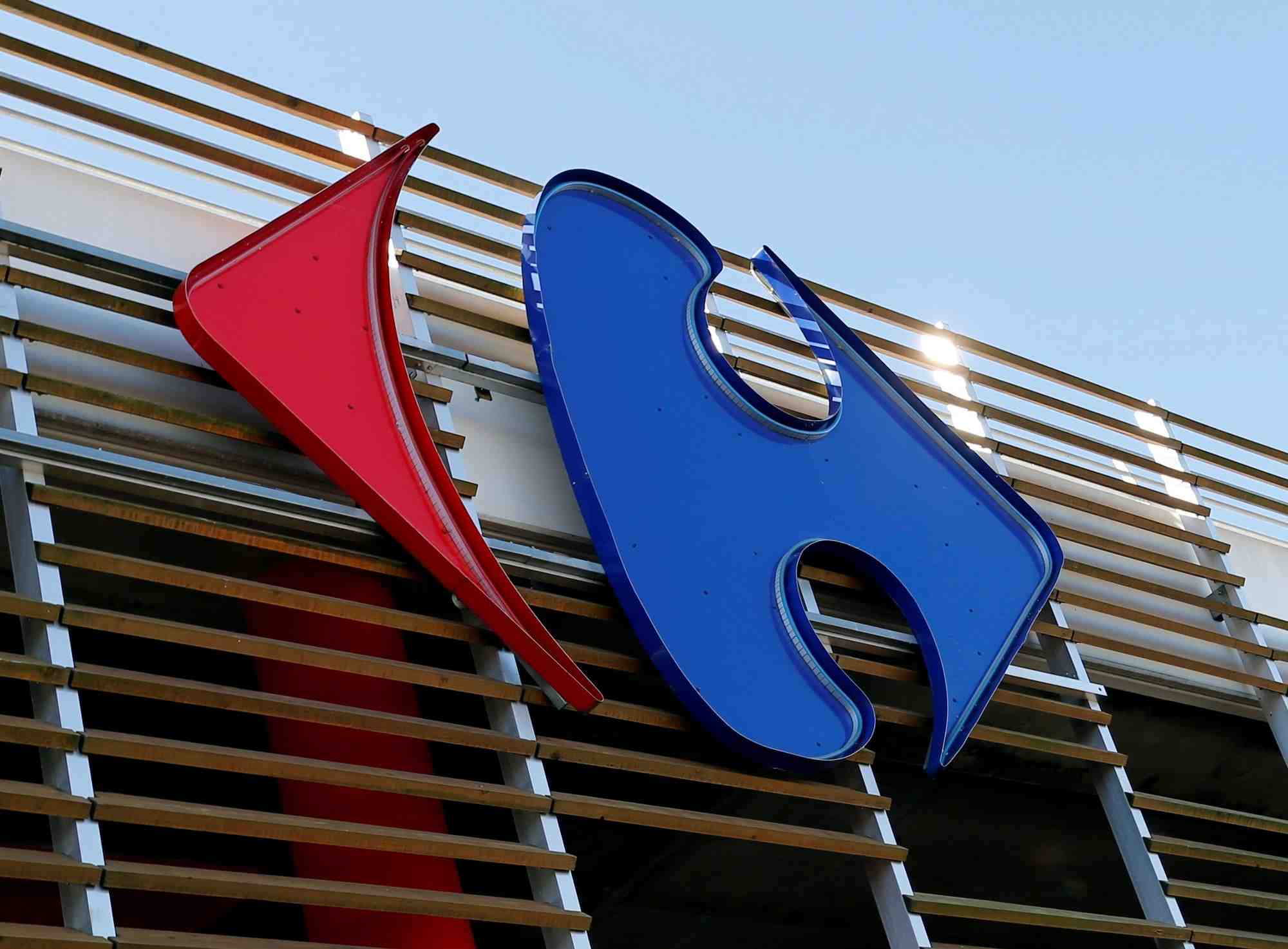 Carrefour releve son objectif d'economies, benefice en hausse de 29% au 1er semestre