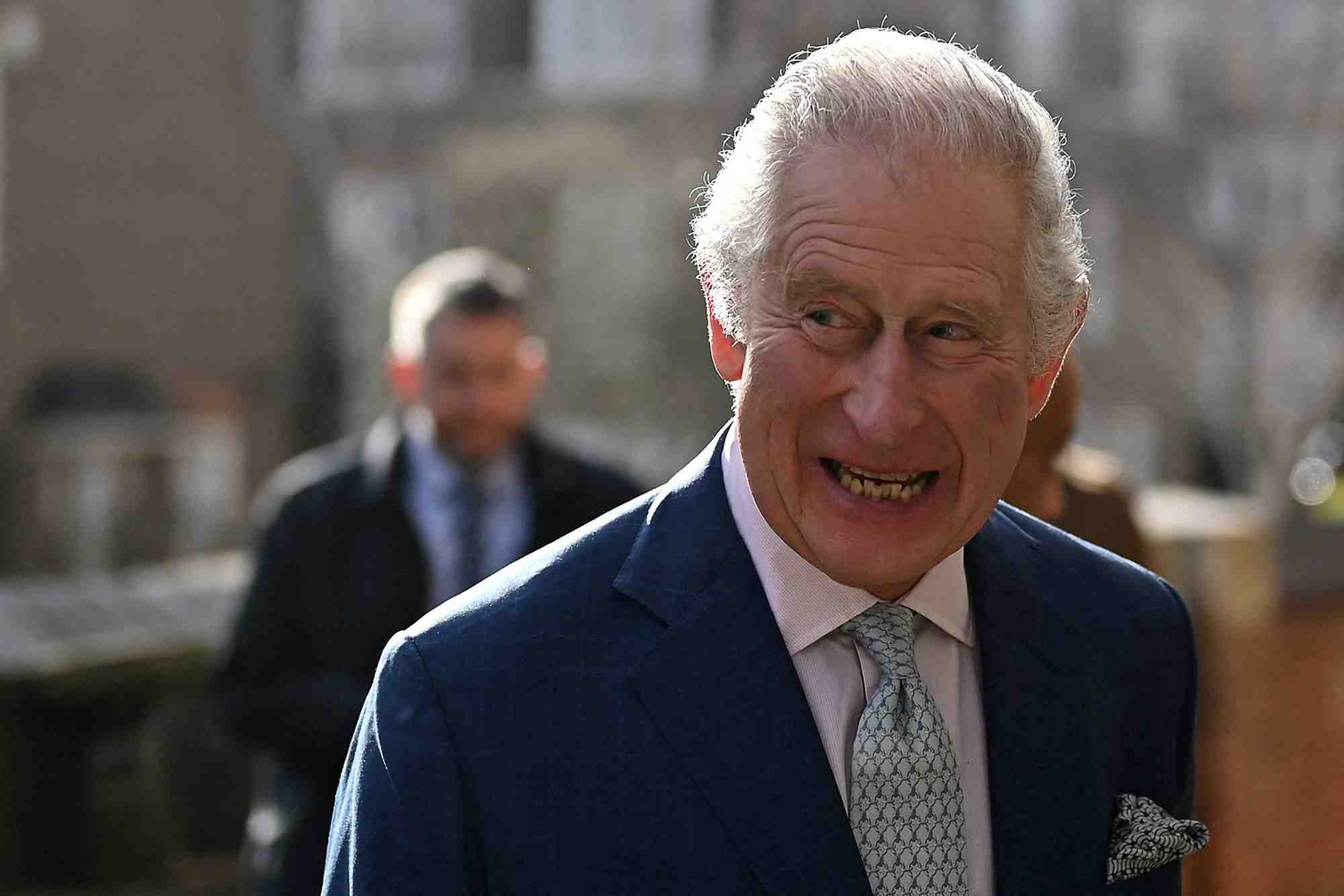 Le roi charles de grande-bretagne visite le musee leighton house, dans l'ouest de londres