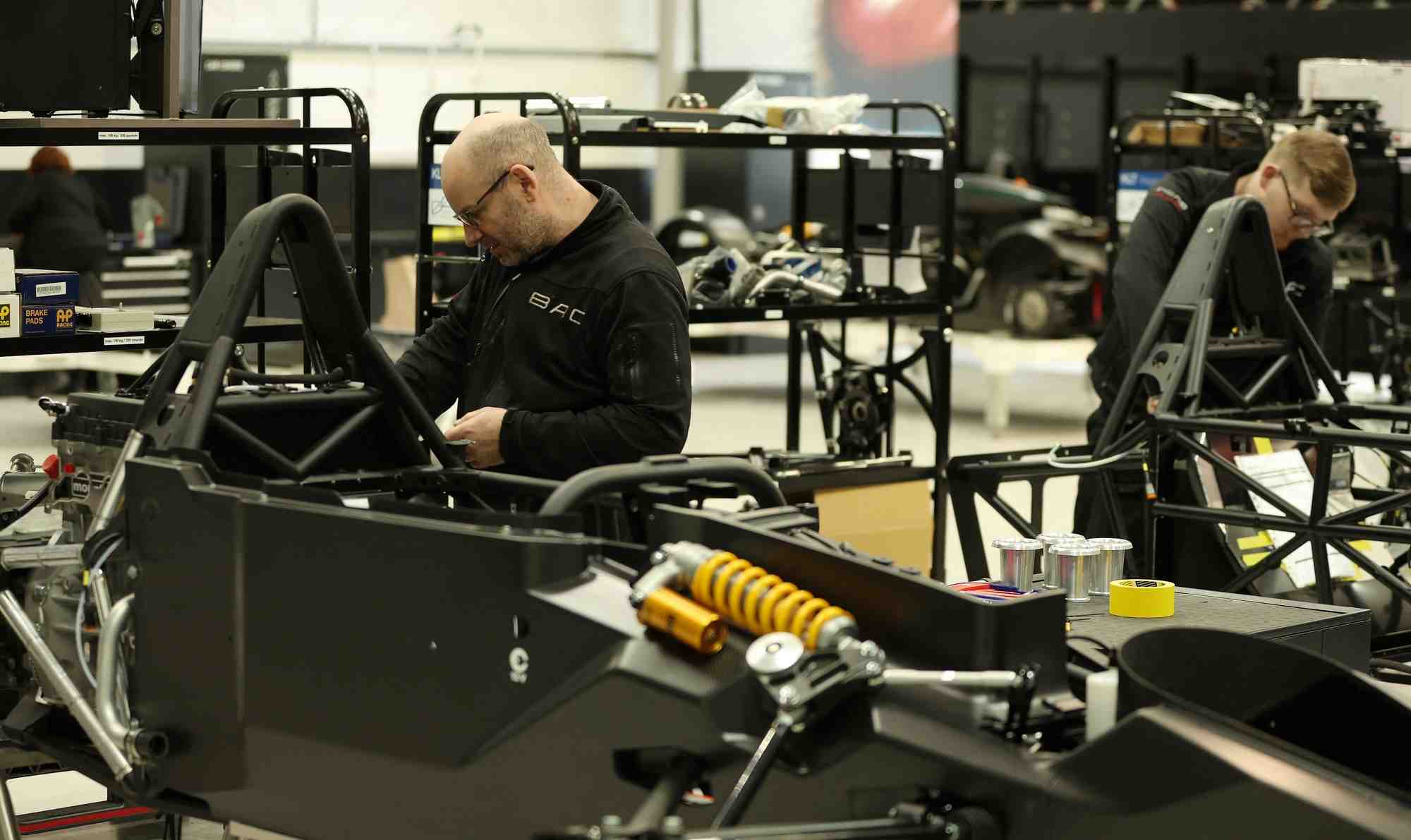 Des ouvriers travaillent dans une usine automobile a liverpool