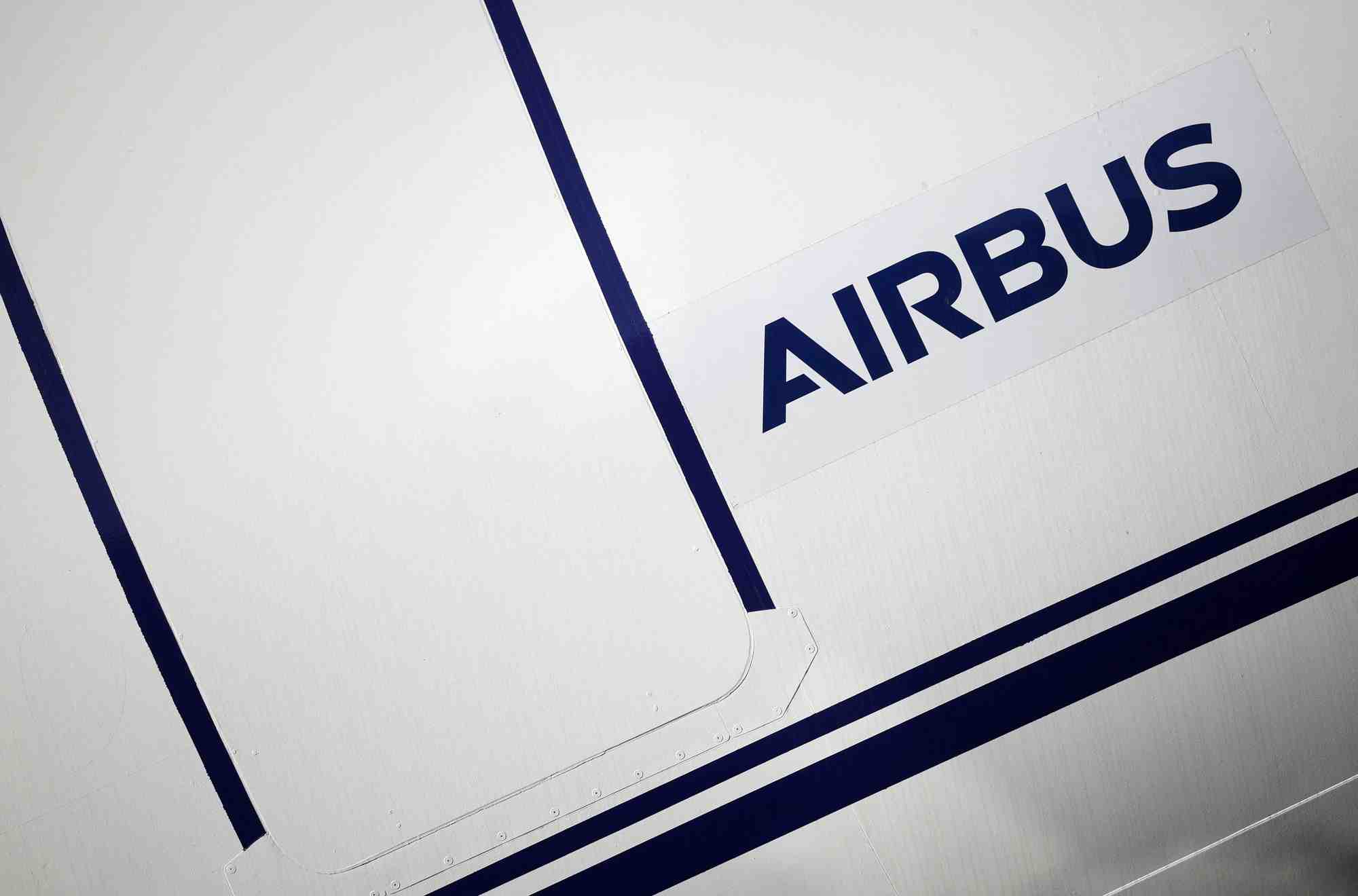 Le logo d'airbus a l'exterieur de l'usine airbus de saint-nazaire