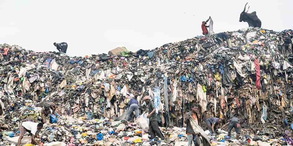 Des montagnes de déchets textiles générés par la fast fashion inondent les pays du Sud, comme ici à Accra, au Ghana, en février 2023.