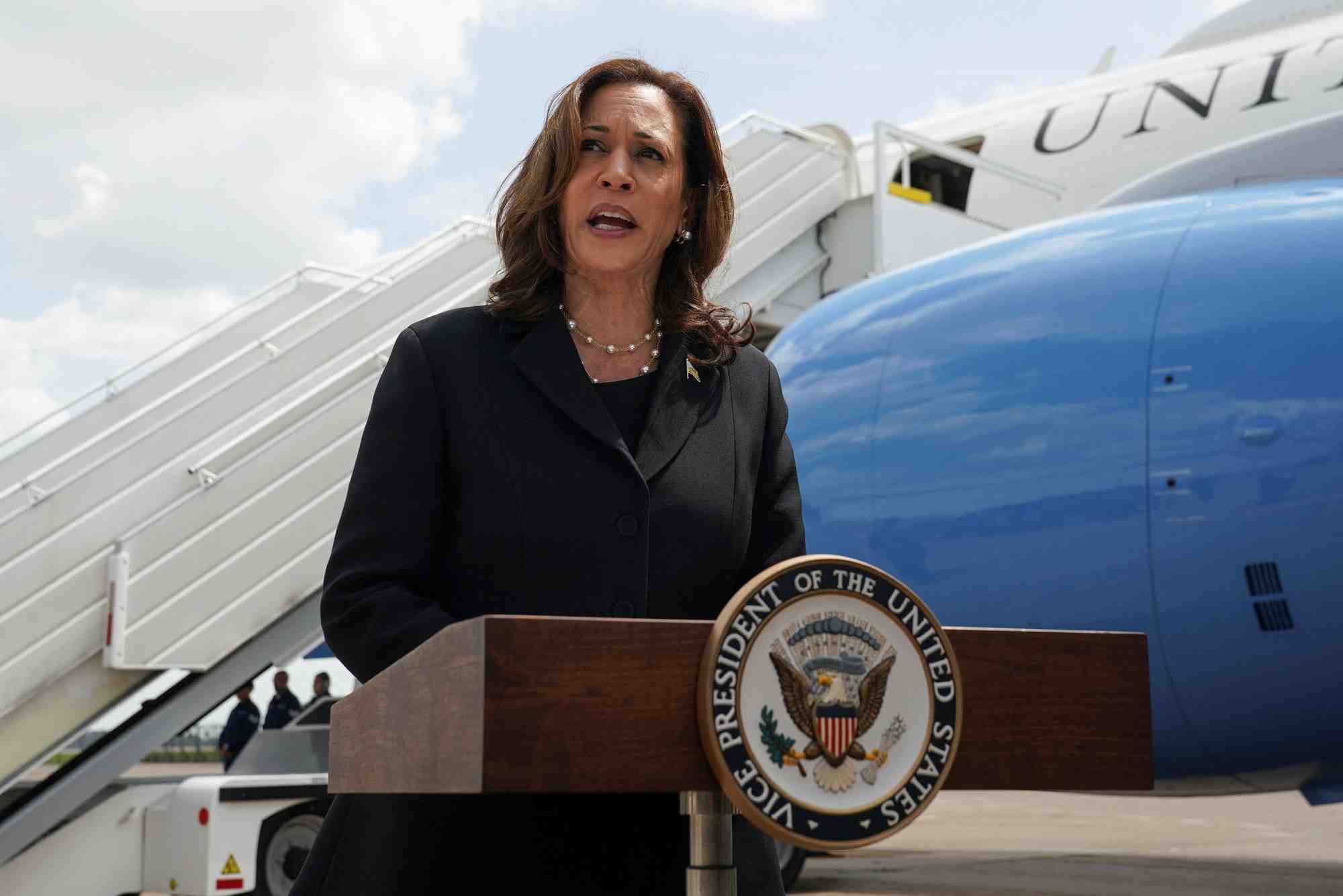 La vice-presidente des etats-unis, kamala harris, a l'aeroport george bush de houston