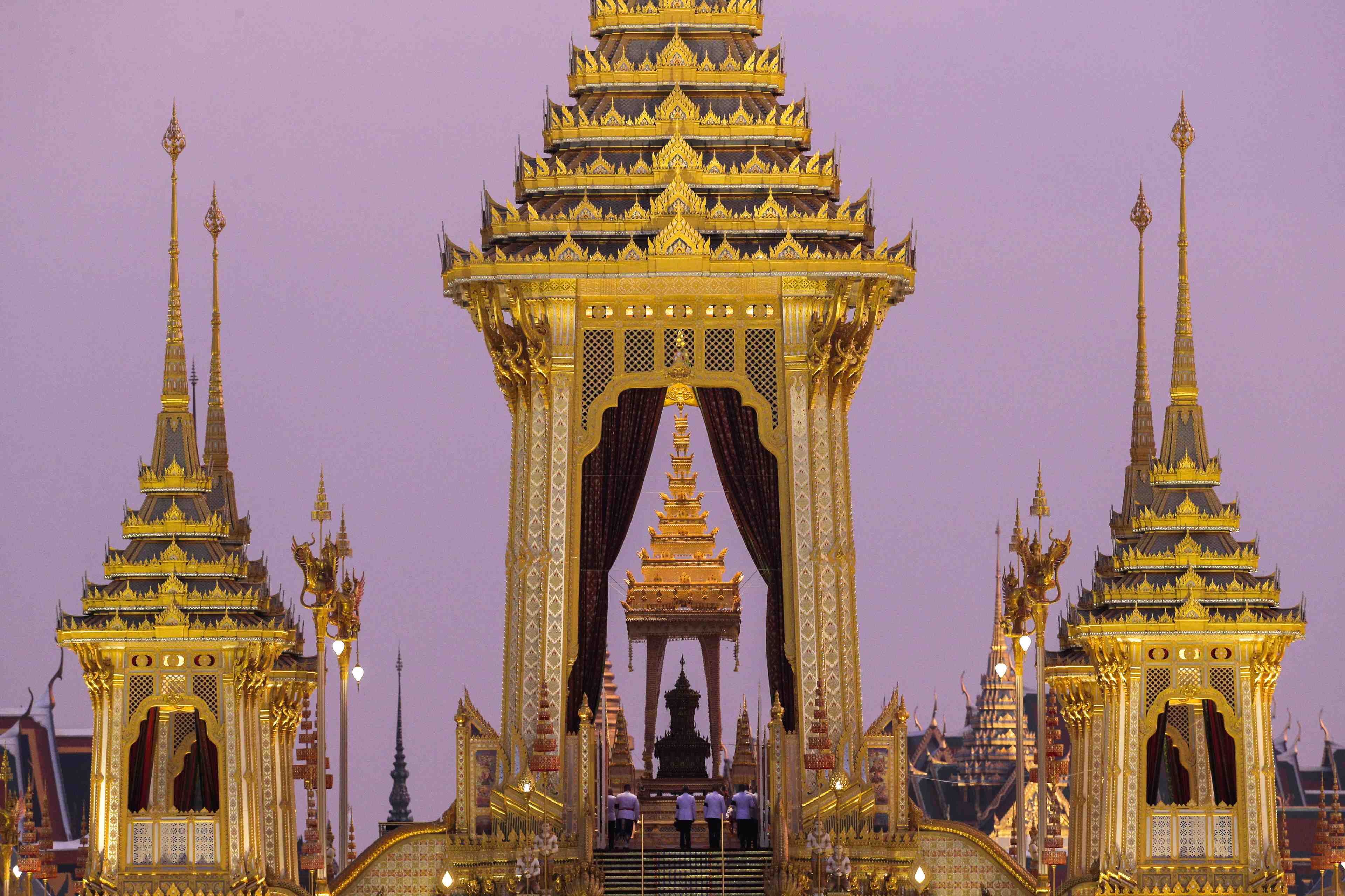 Thailande: les cendres royales recueillies apres la cremation