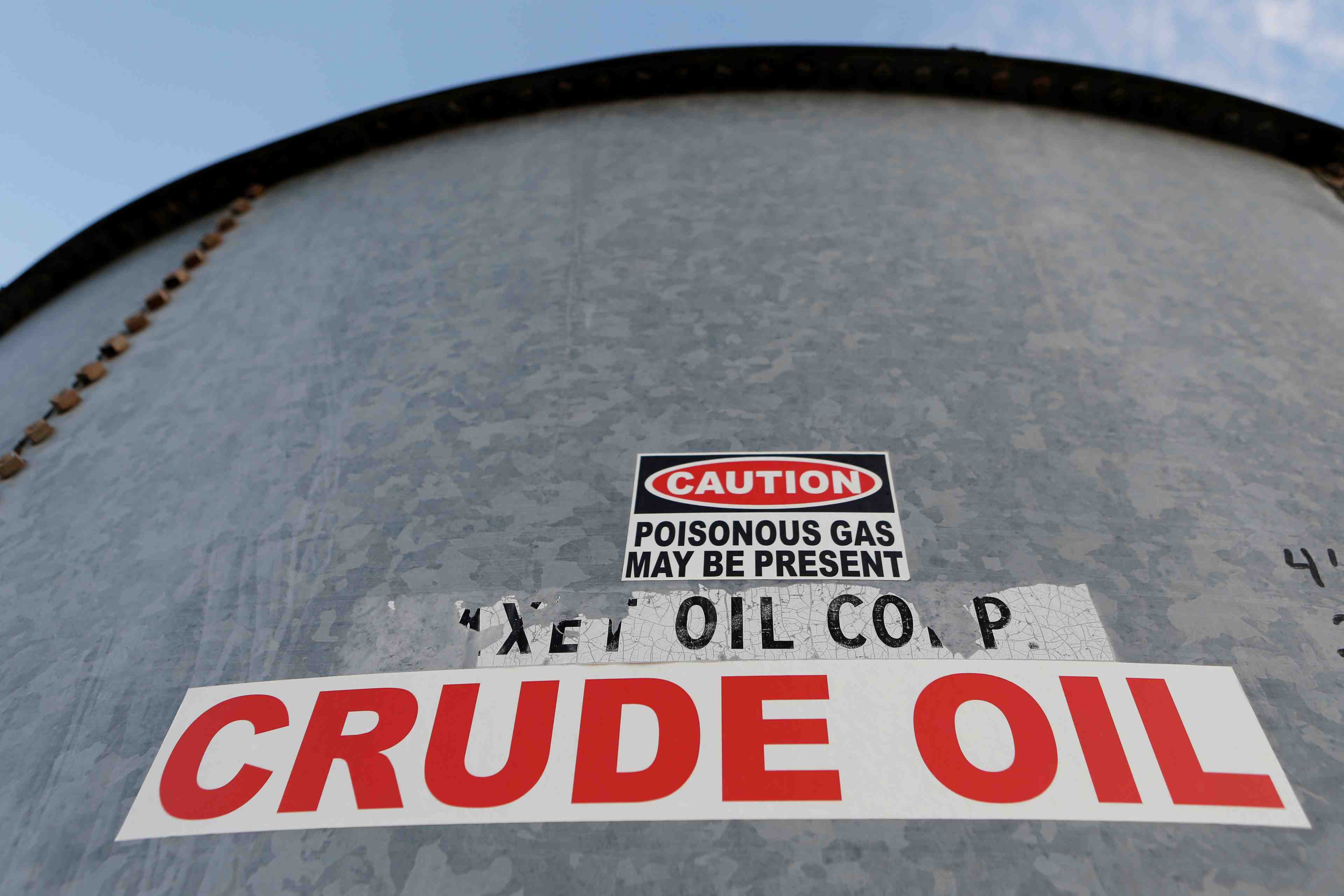 Petrole: une reduction massive de la production en discussion