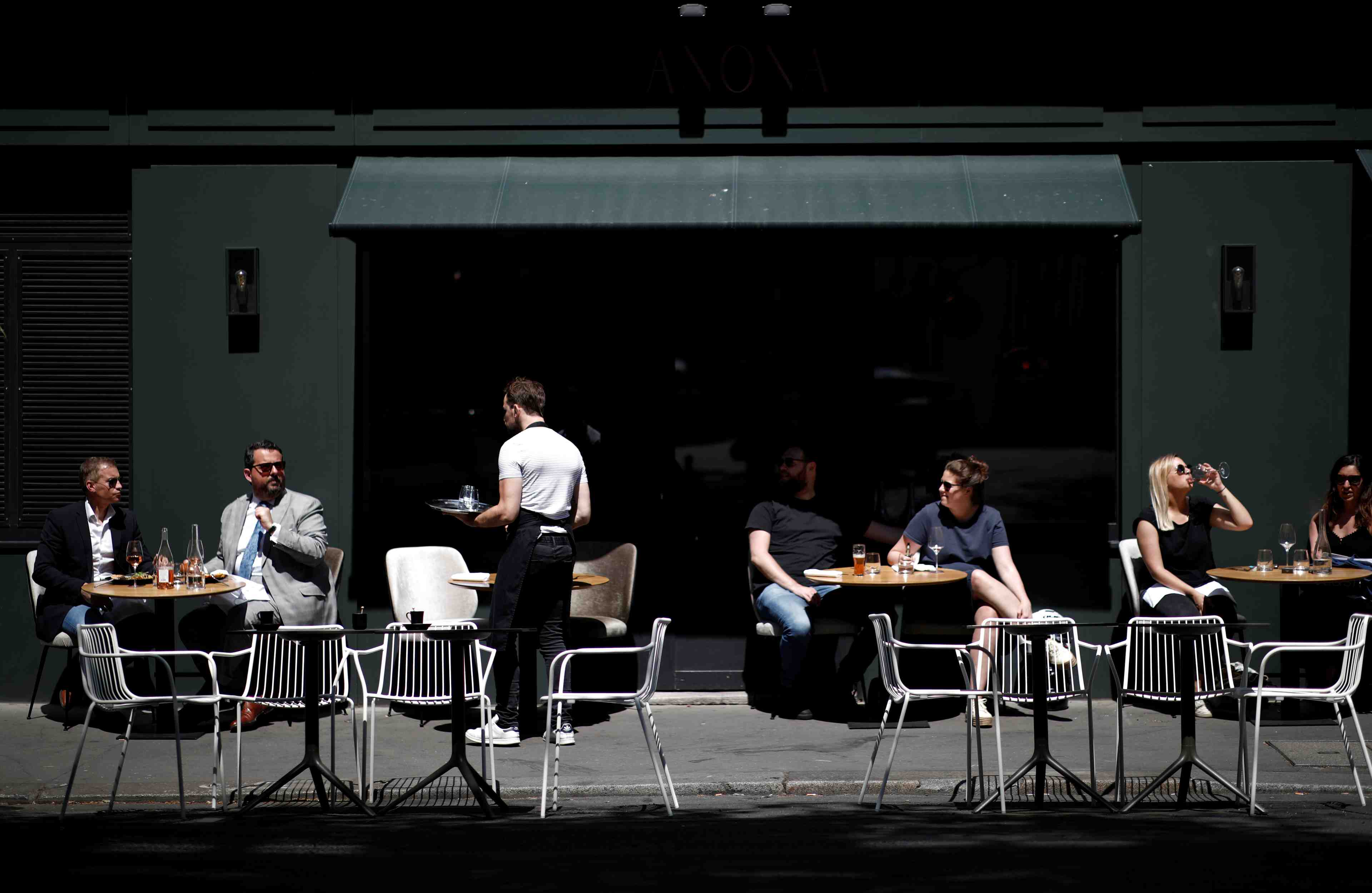 Le rebond du secteur prive cale avec le repli des services